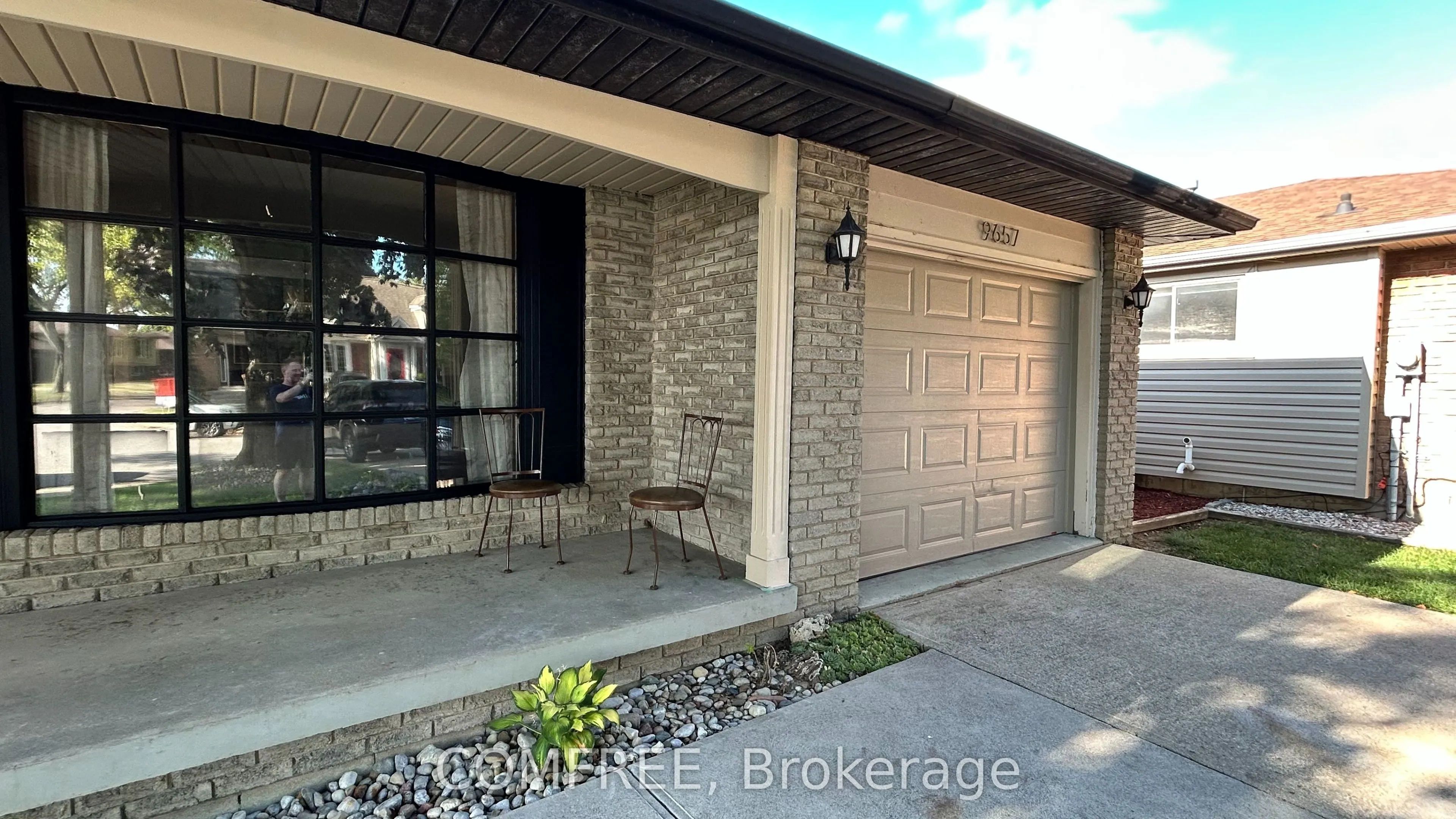 9657 Midfield Crescent