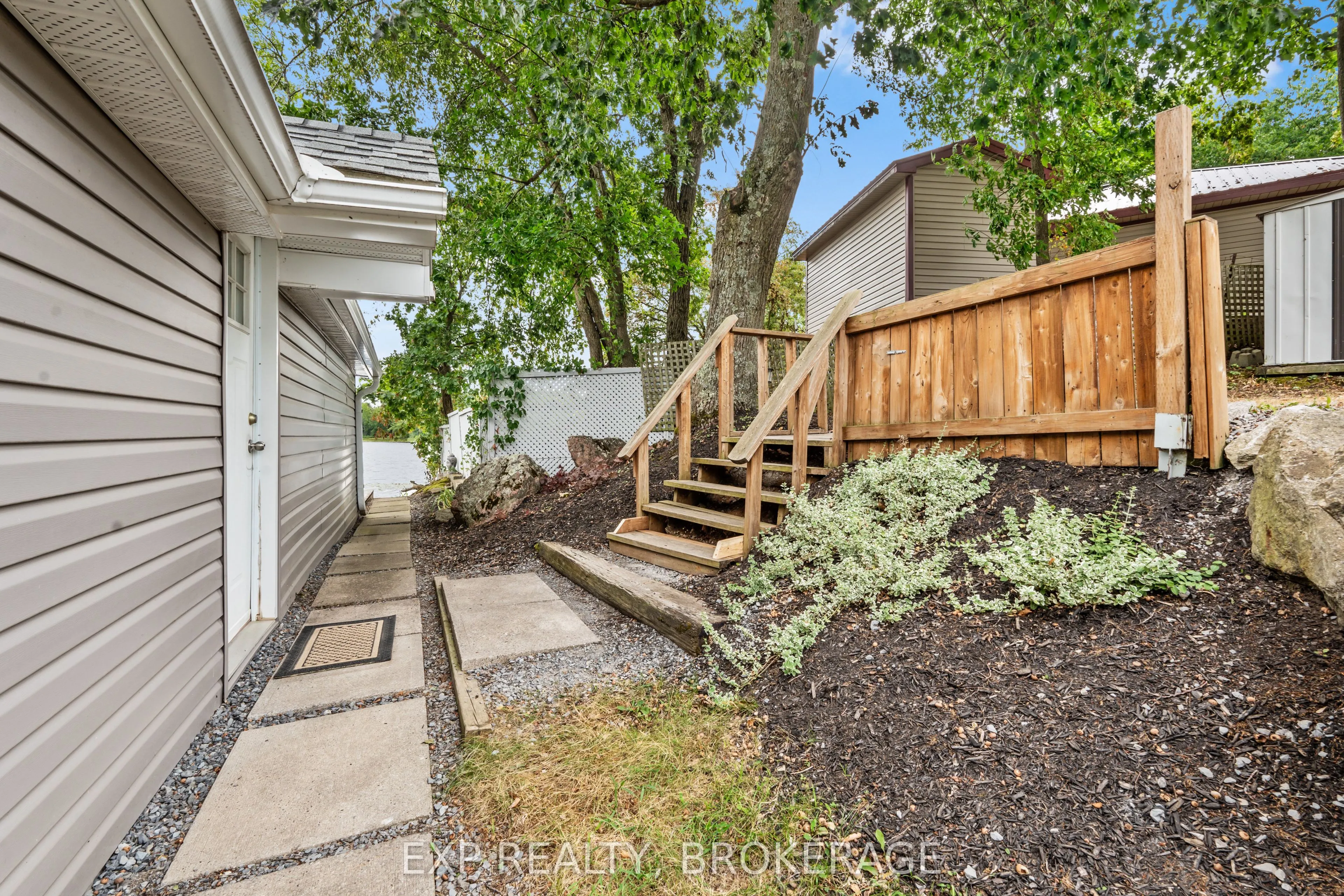 1035 LLOYD Lane