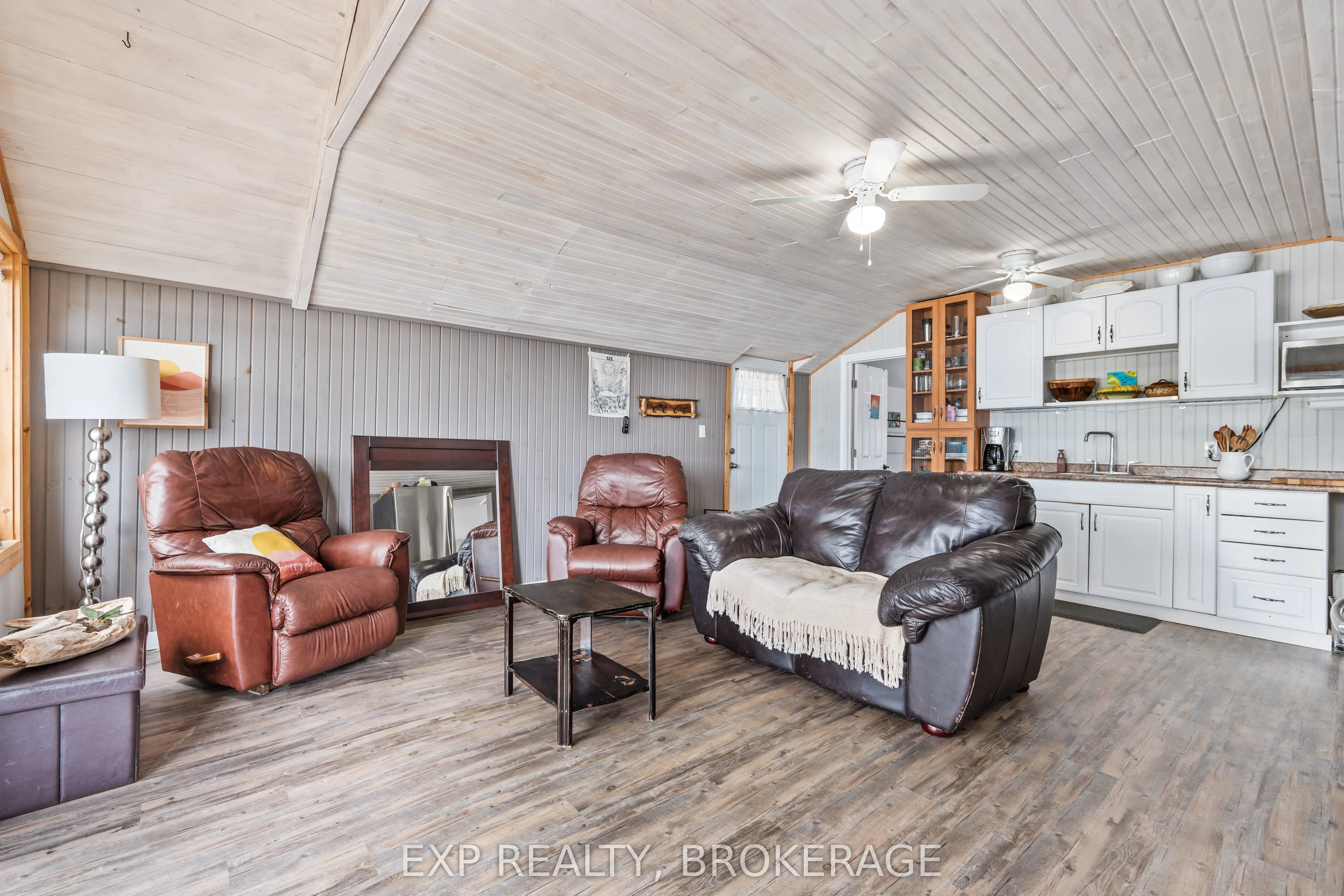 1035 LLOYD Lane