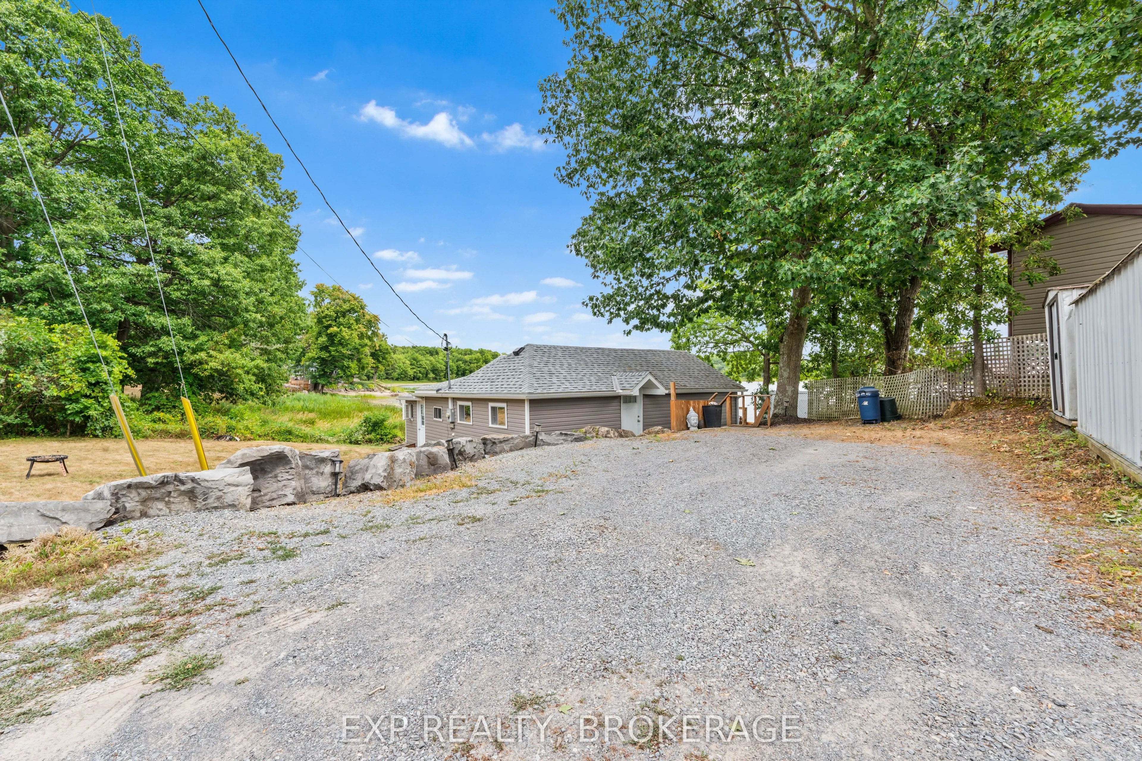 1035 LLOYD Lane