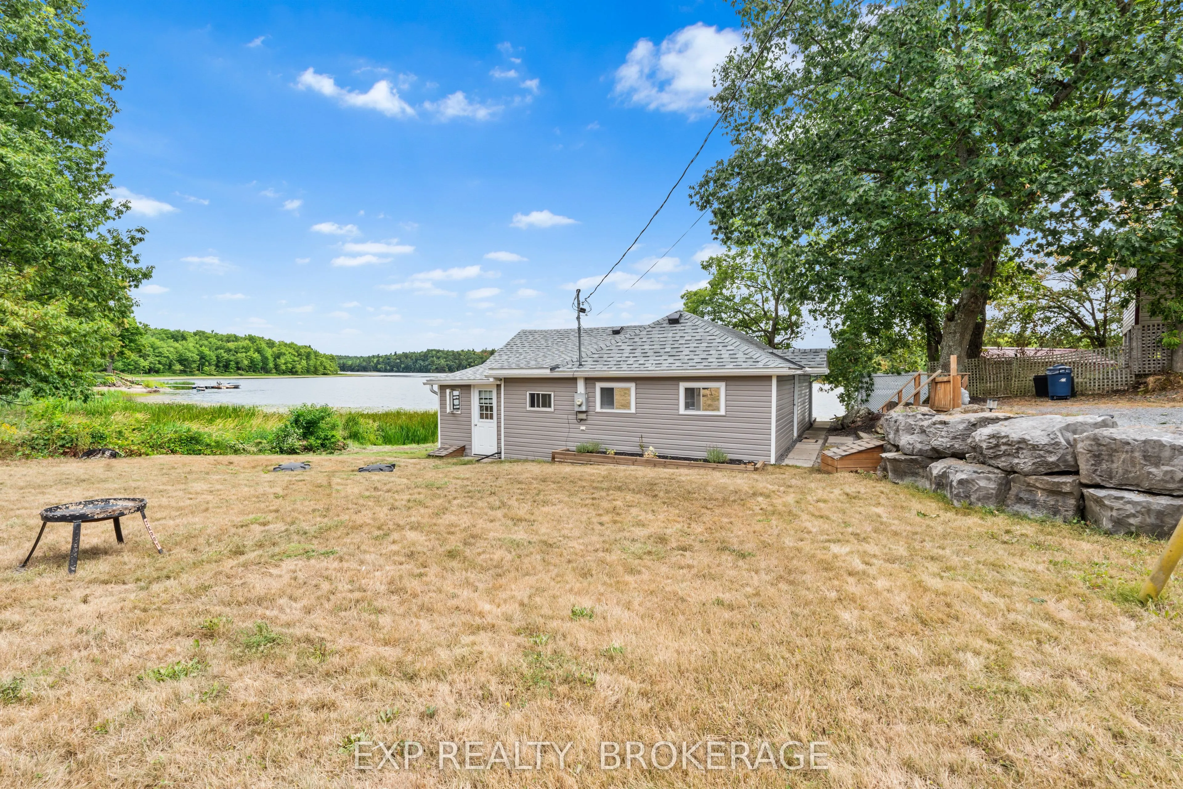 1035 LLOYD Lane