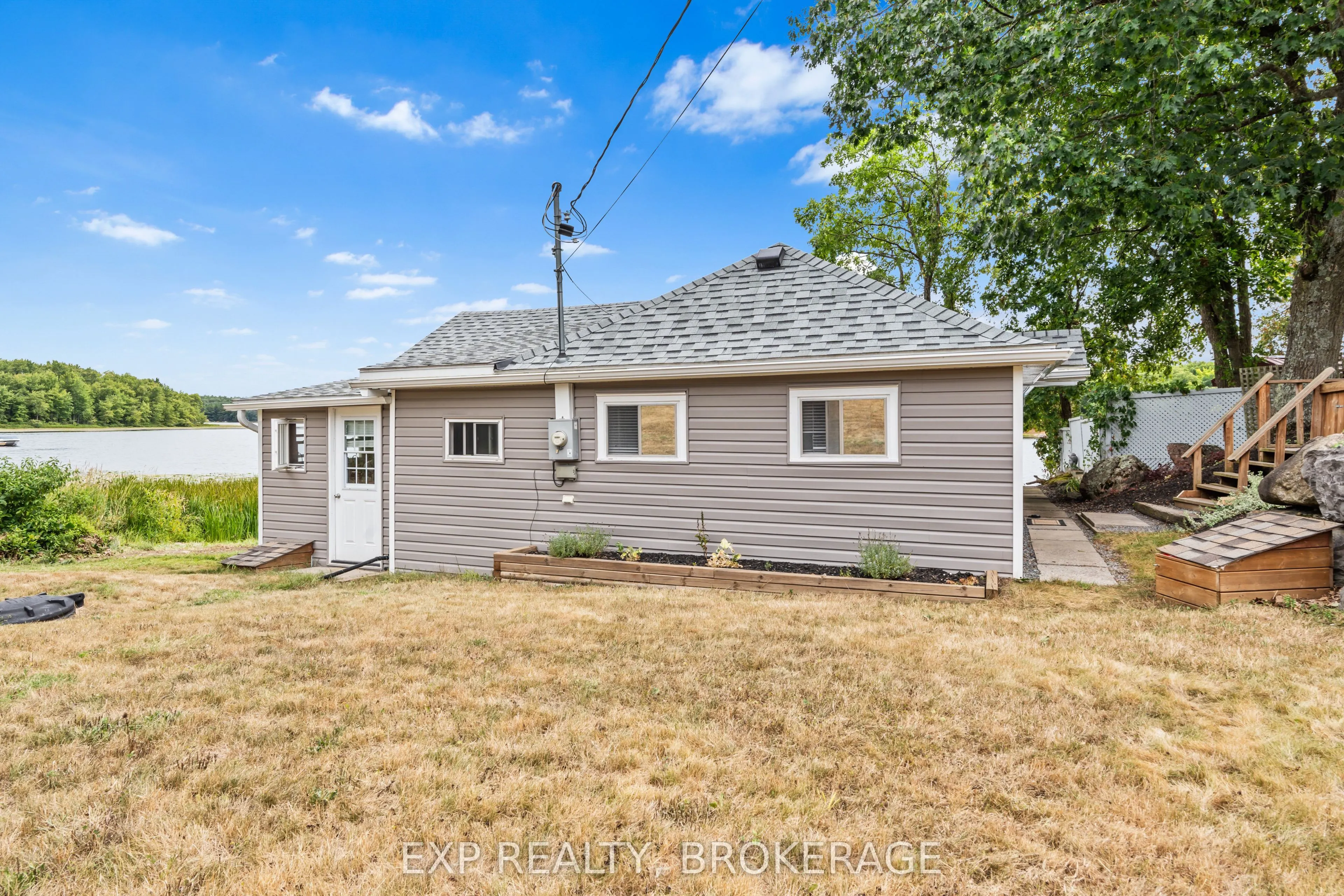 1035 LLOYD Lane