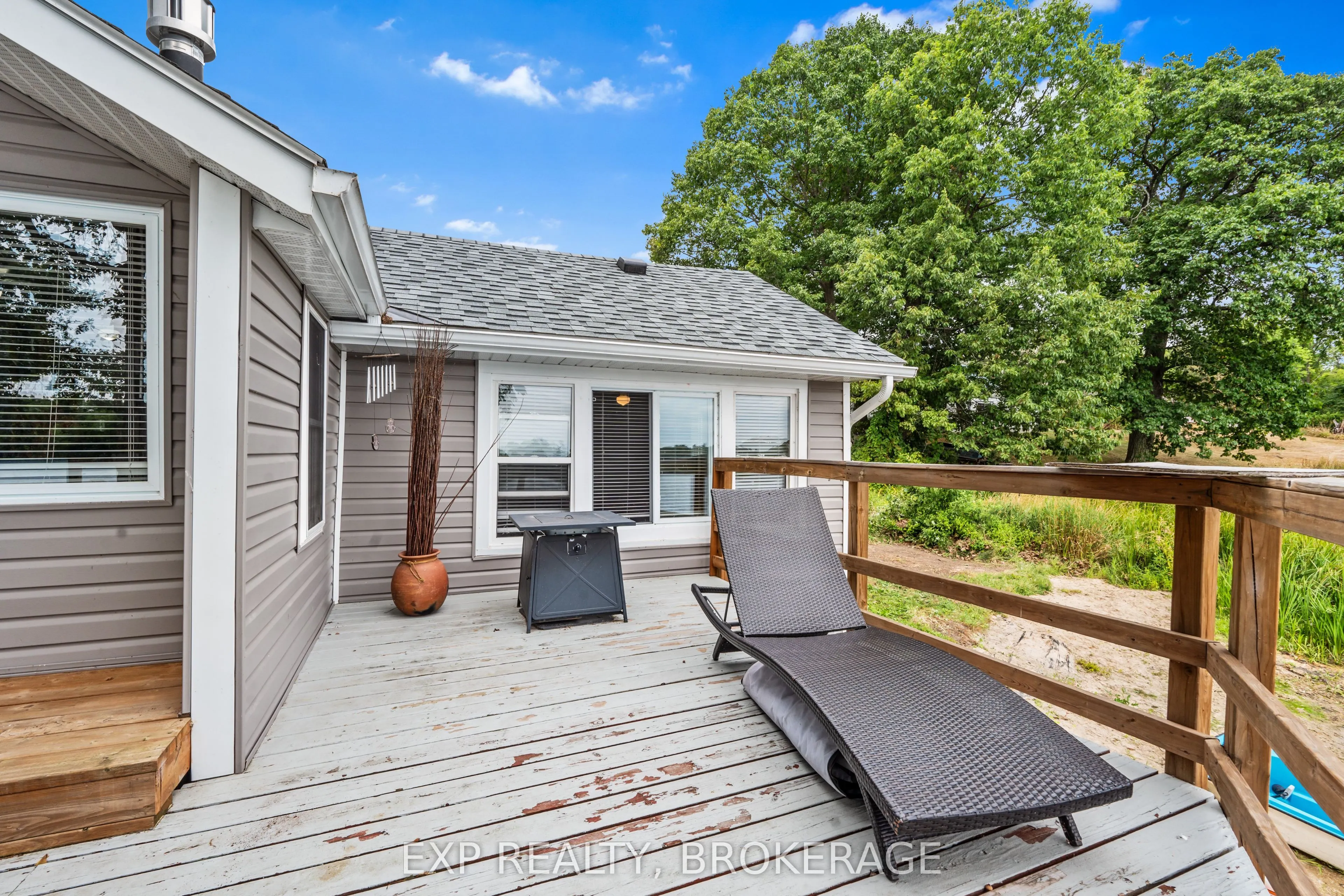 1035 LLOYD Lane
