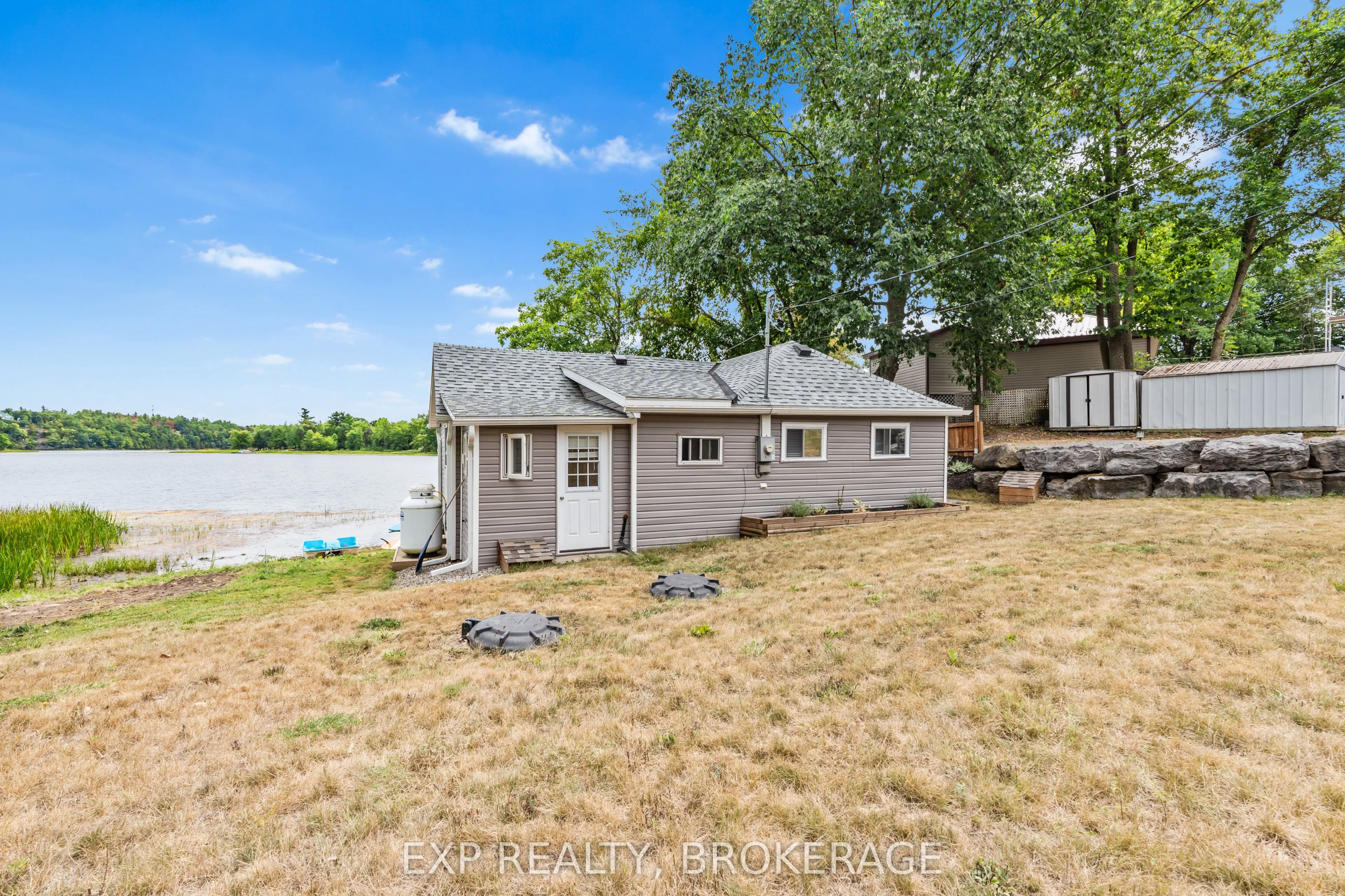 1035 LLOYD Lane