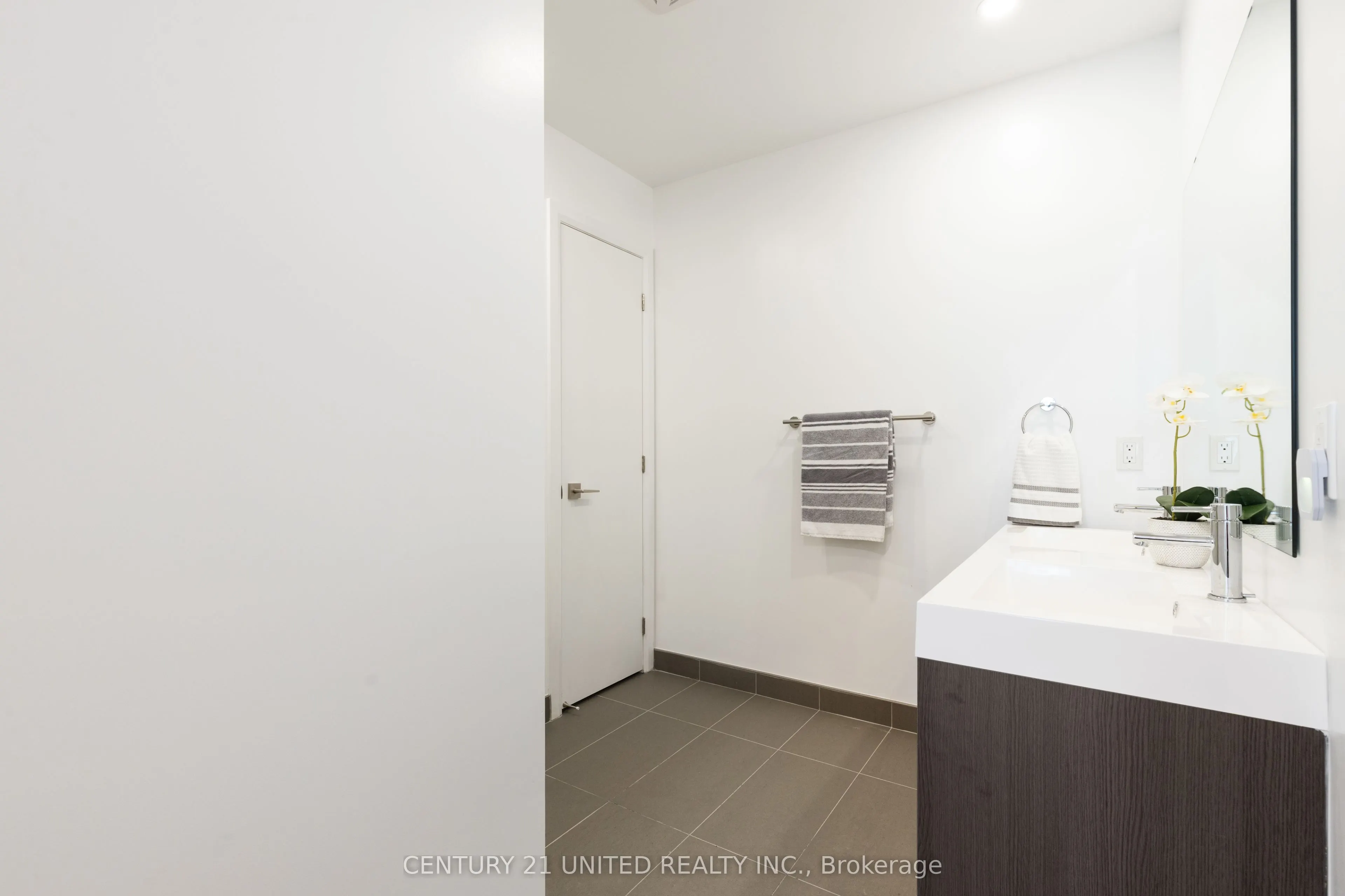 195 Hunter Street E, #705