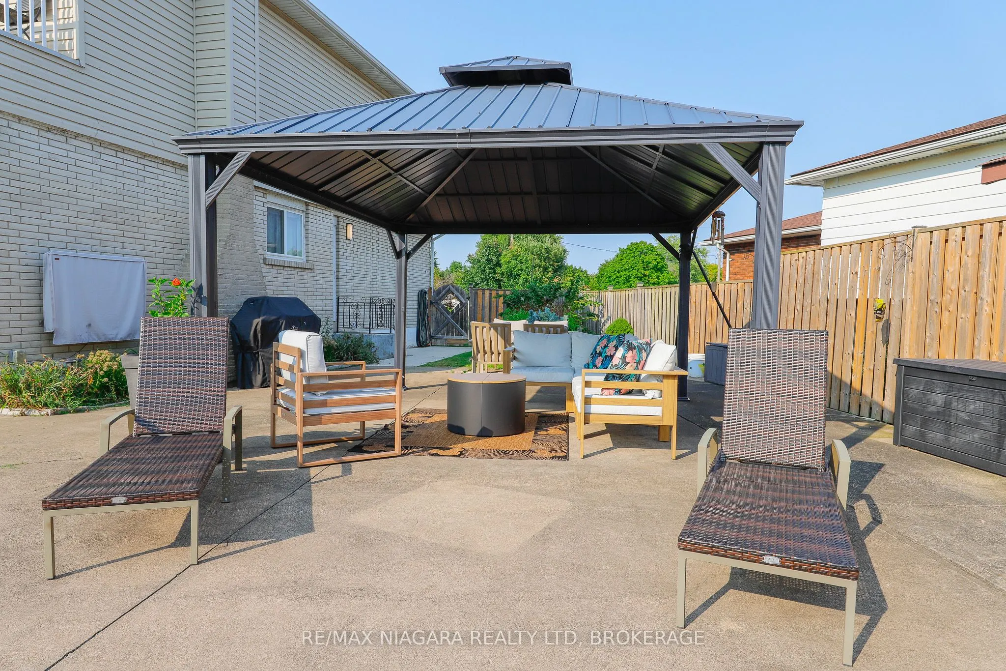 18 Roxborough Court