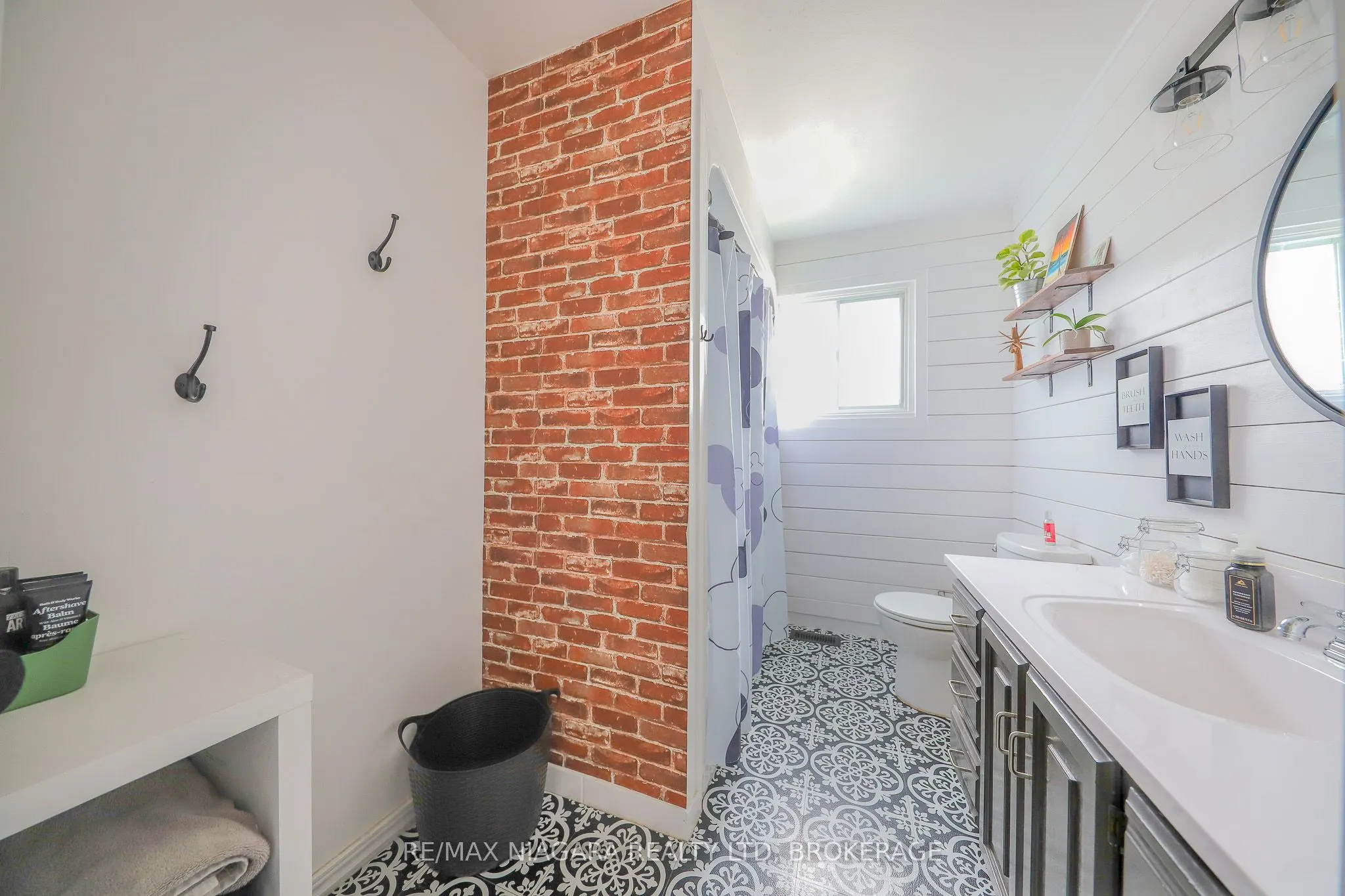 18 Roxborough Court