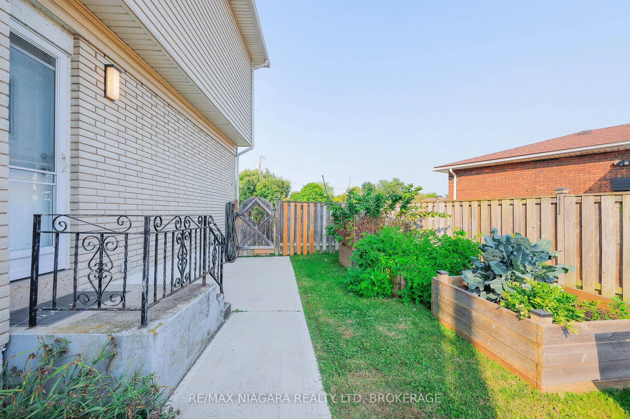 18 Roxborough Court