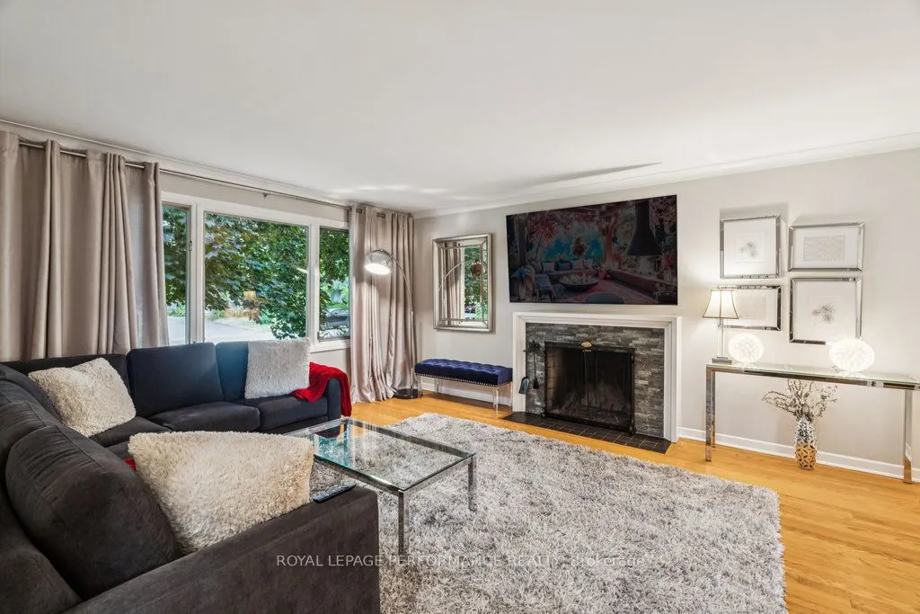1889 Fairmeadow Crescent