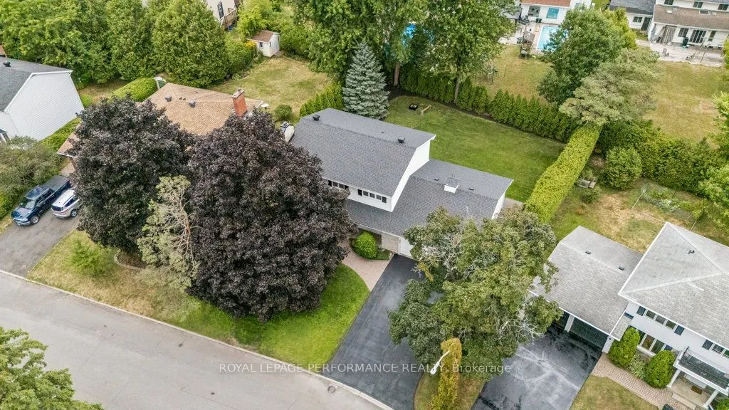 1889 Fairmeadow Crescent