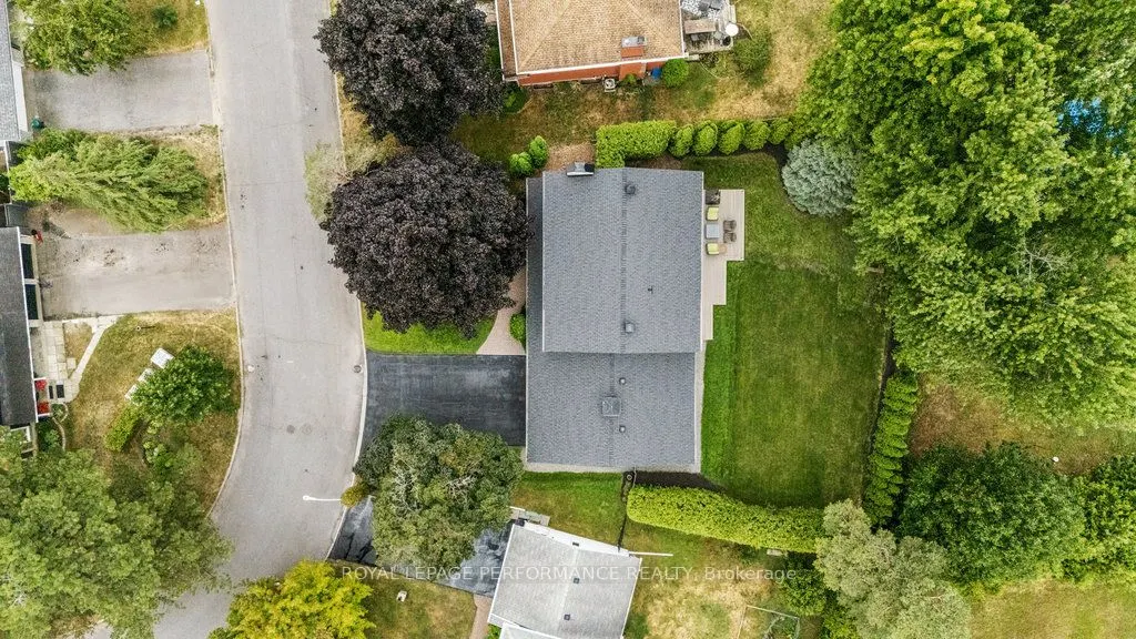 1889 Fairmeadow Crescent