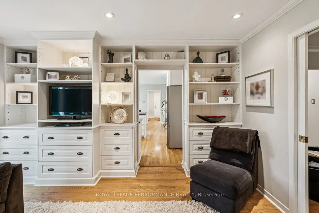1889 Fairmeadow Crescent