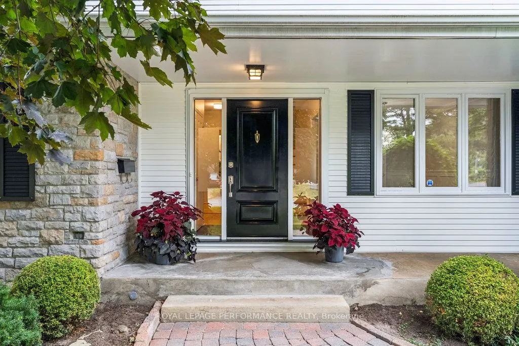 1889 Fairmeadow Crescent