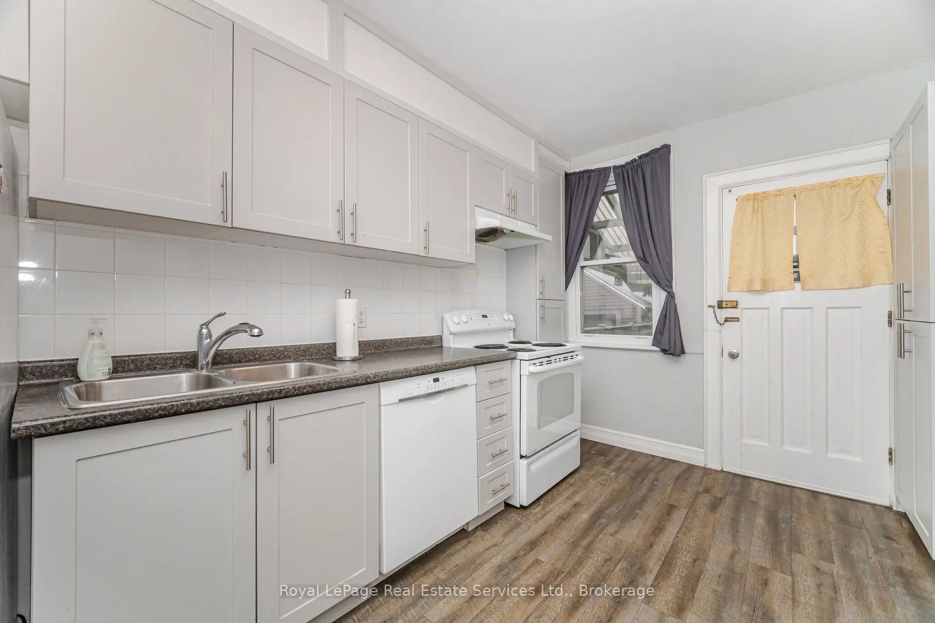 21 Paisley Avenue S