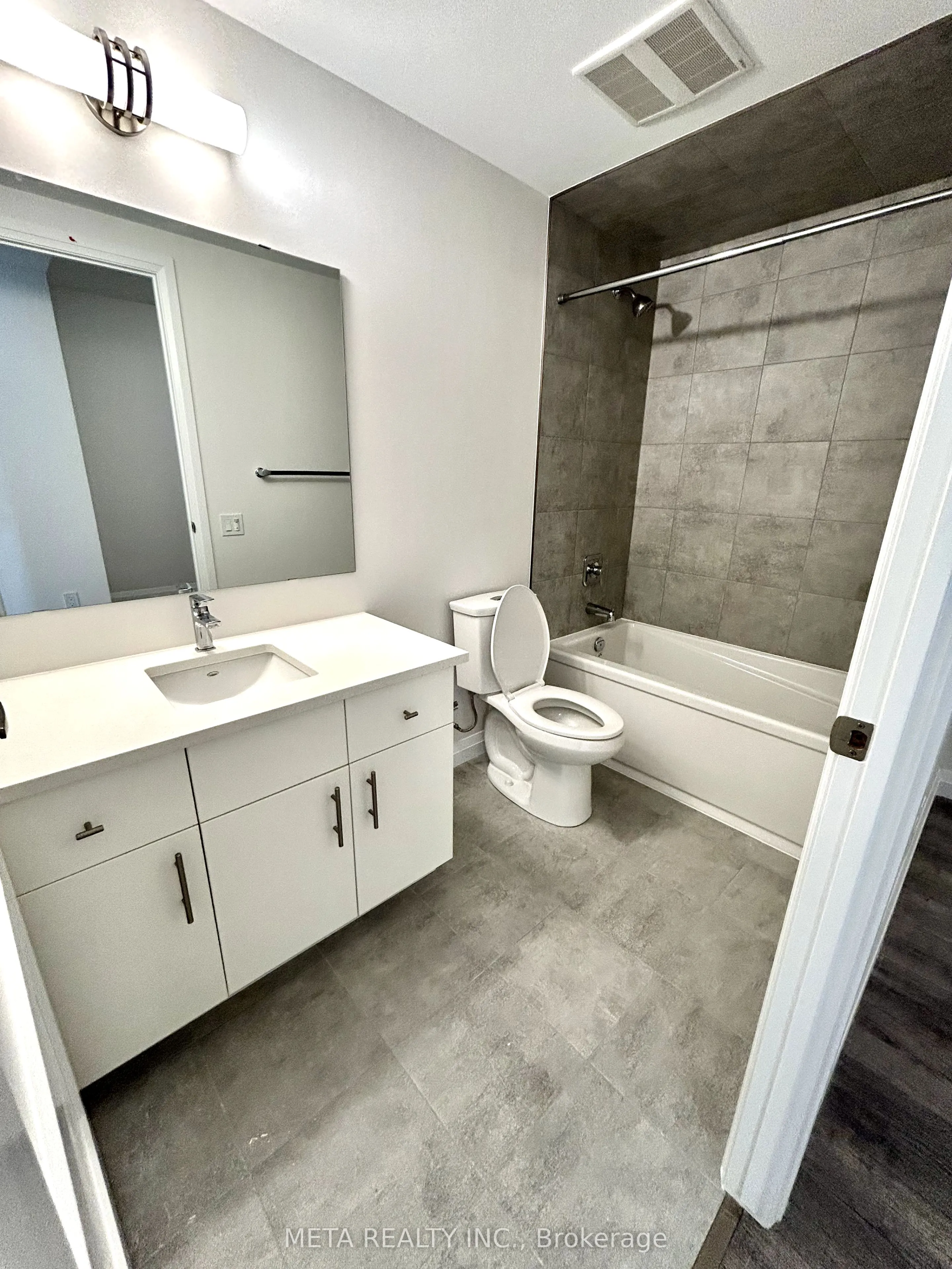 93 Arthur Street S, #811