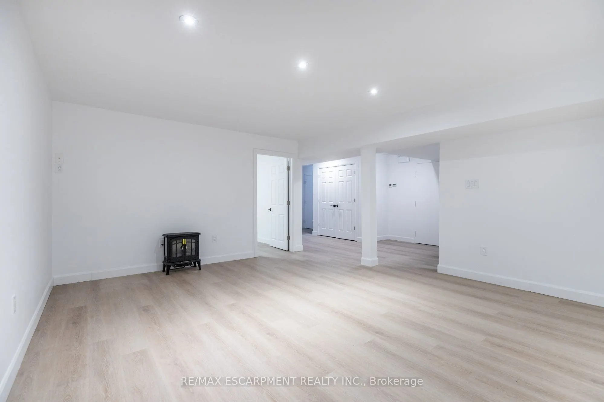 295 Dundas Street E, #LOWER