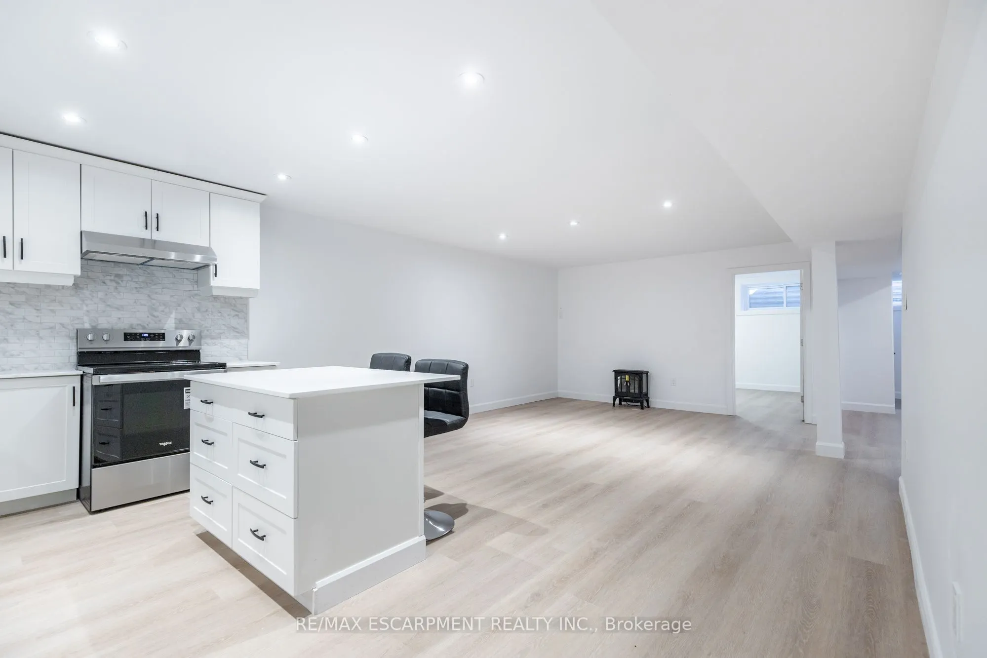 295 Dundas Street E, #LOWER