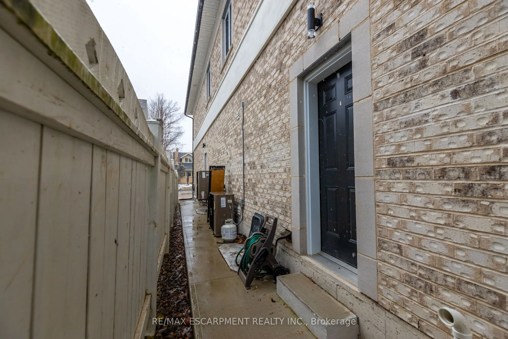 295 Dundas Street E, #LOWER