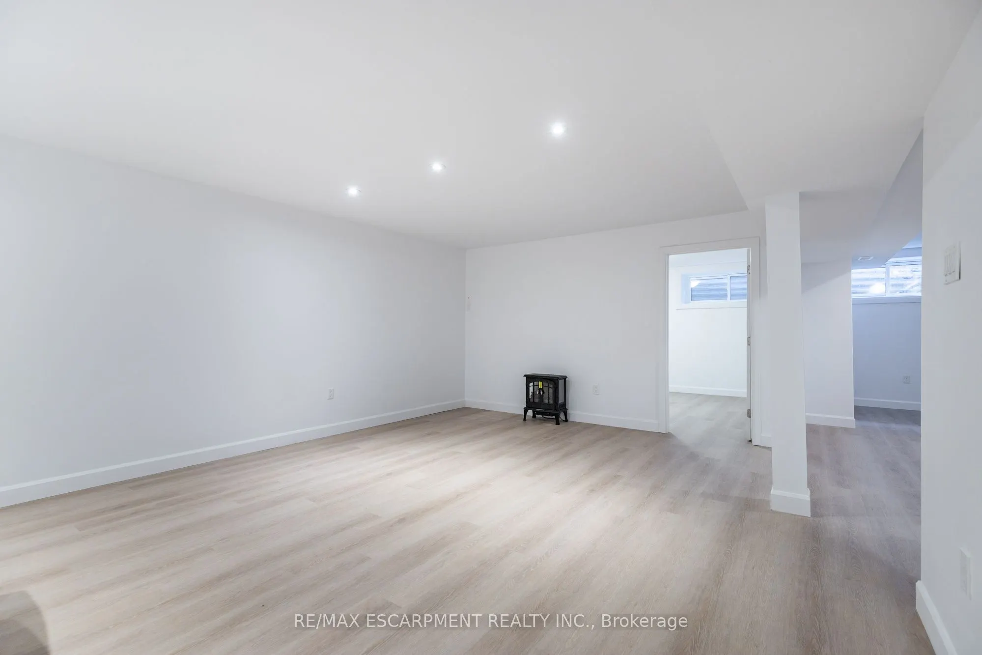 295 Dundas Street E, #LOWER