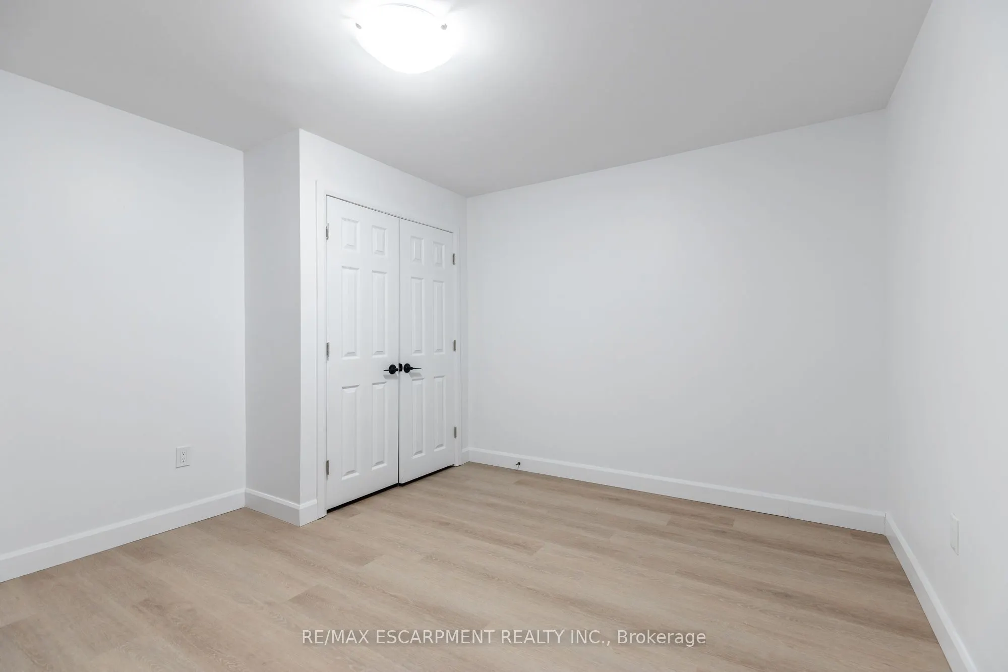 295 Dundas Street E, #LOWER
