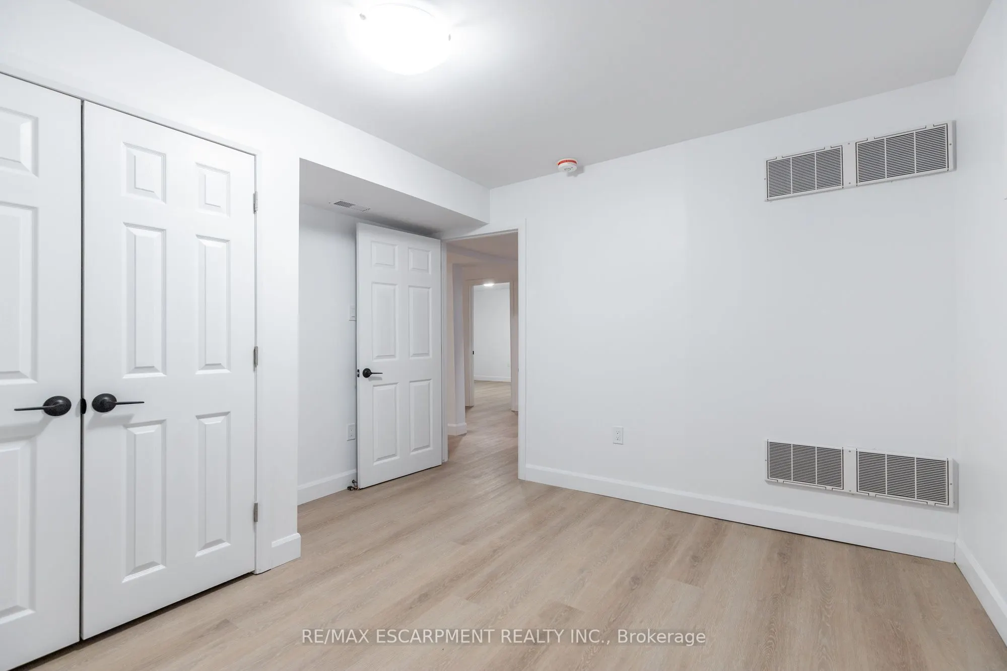 295 Dundas Street E, #LOWER