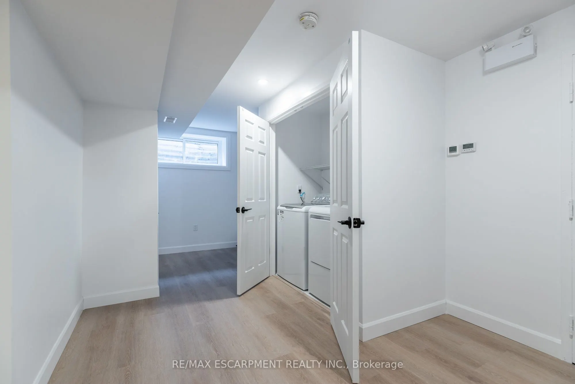 295 Dundas Street E, #LOWER