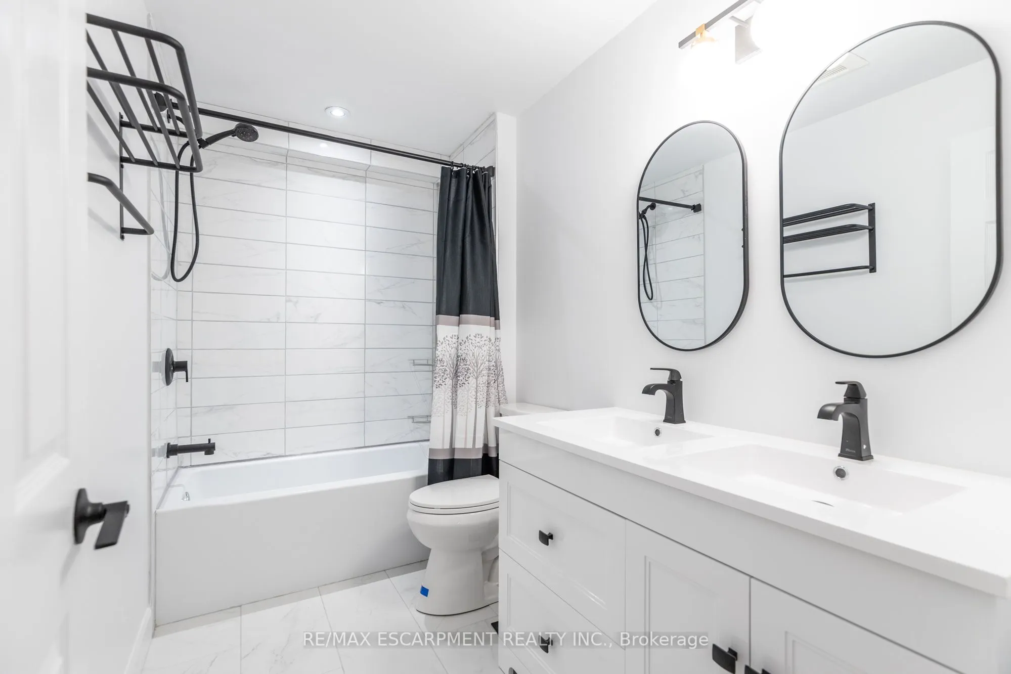 295 Dundas Street E, #LOWER