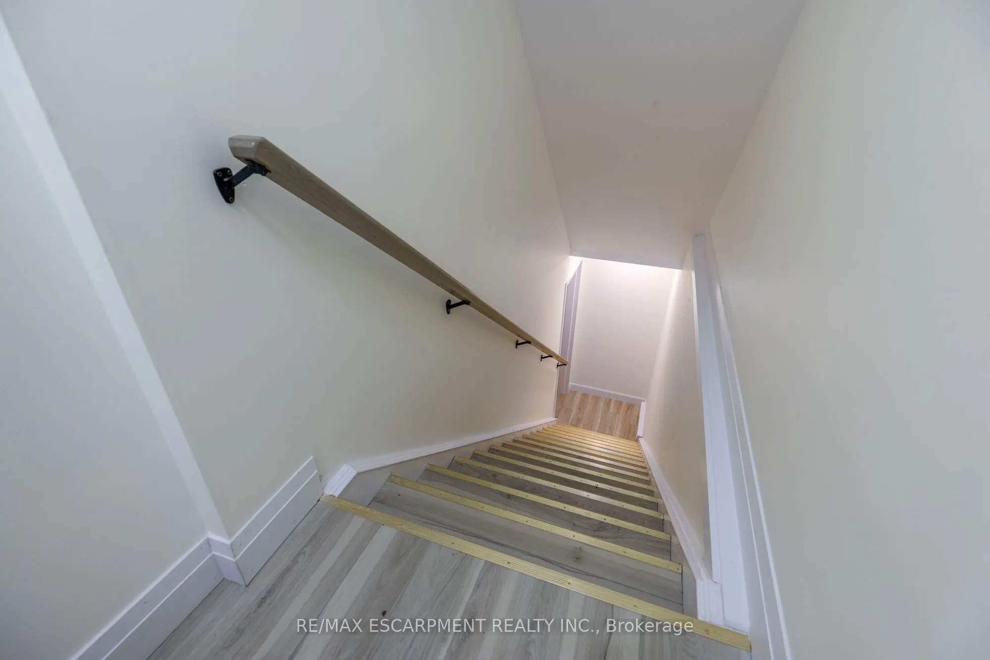 295 Dundas Street E, #LOWER