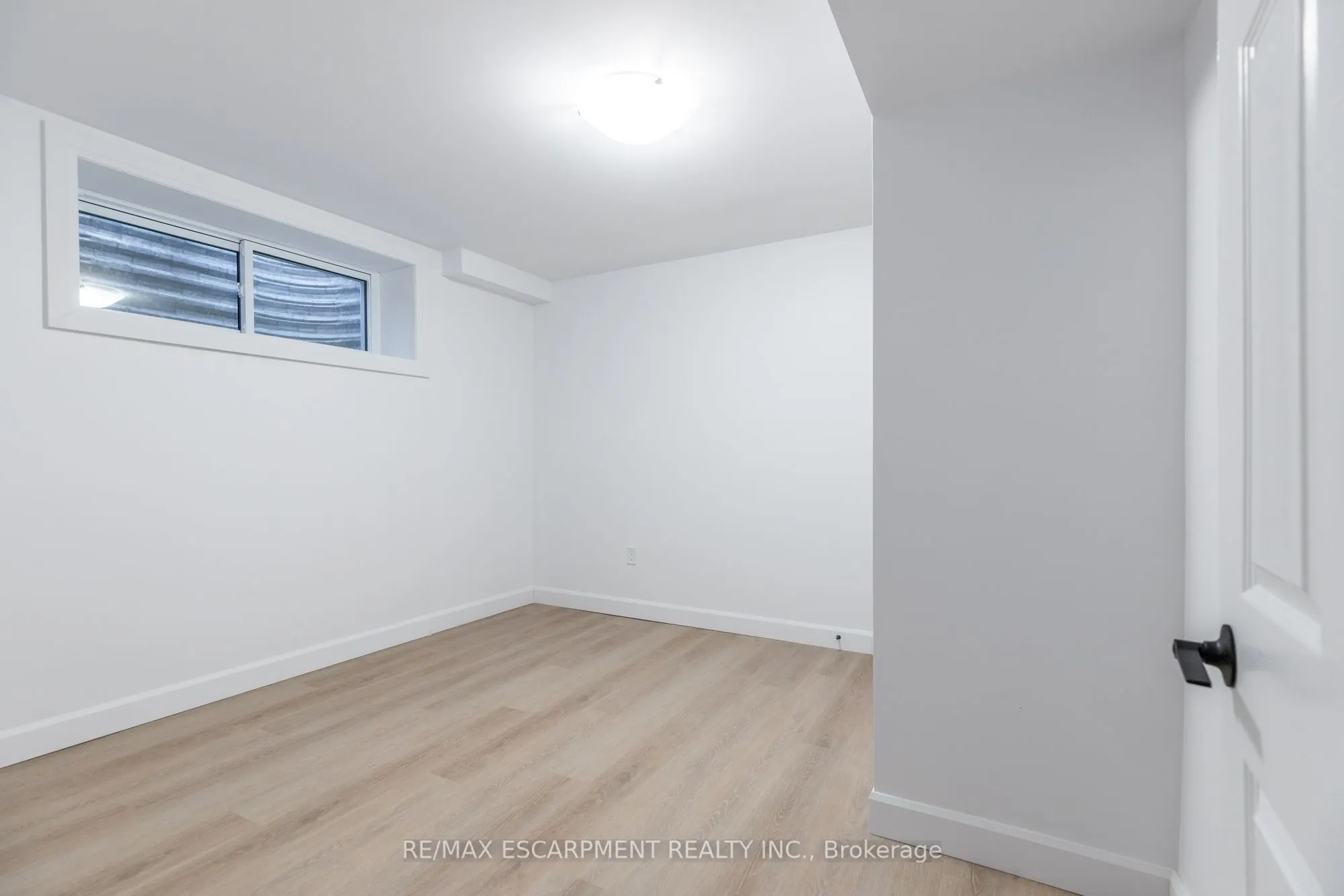 295 Dundas Street E, #LOWER