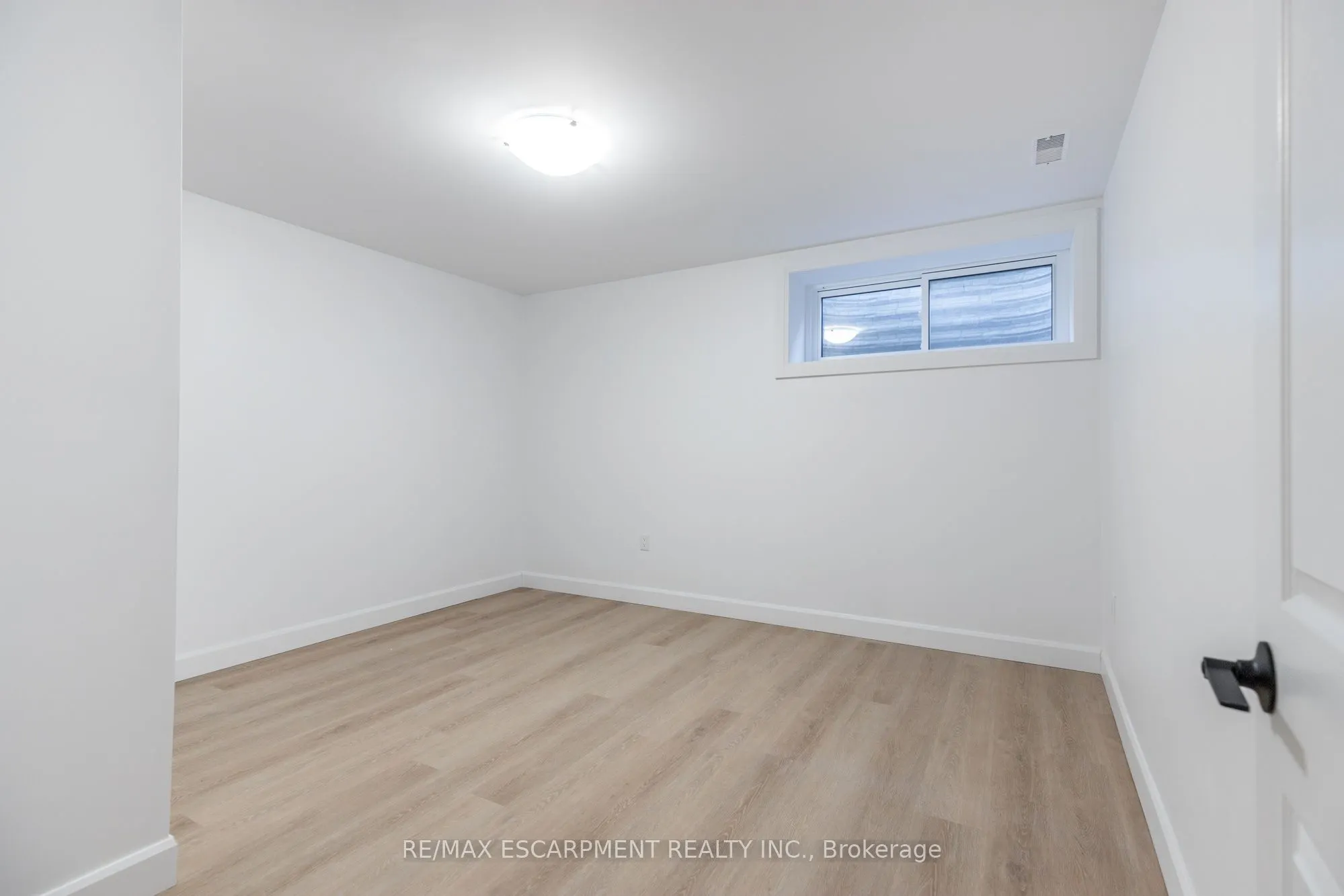 295 Dundas Street E, #LOWER