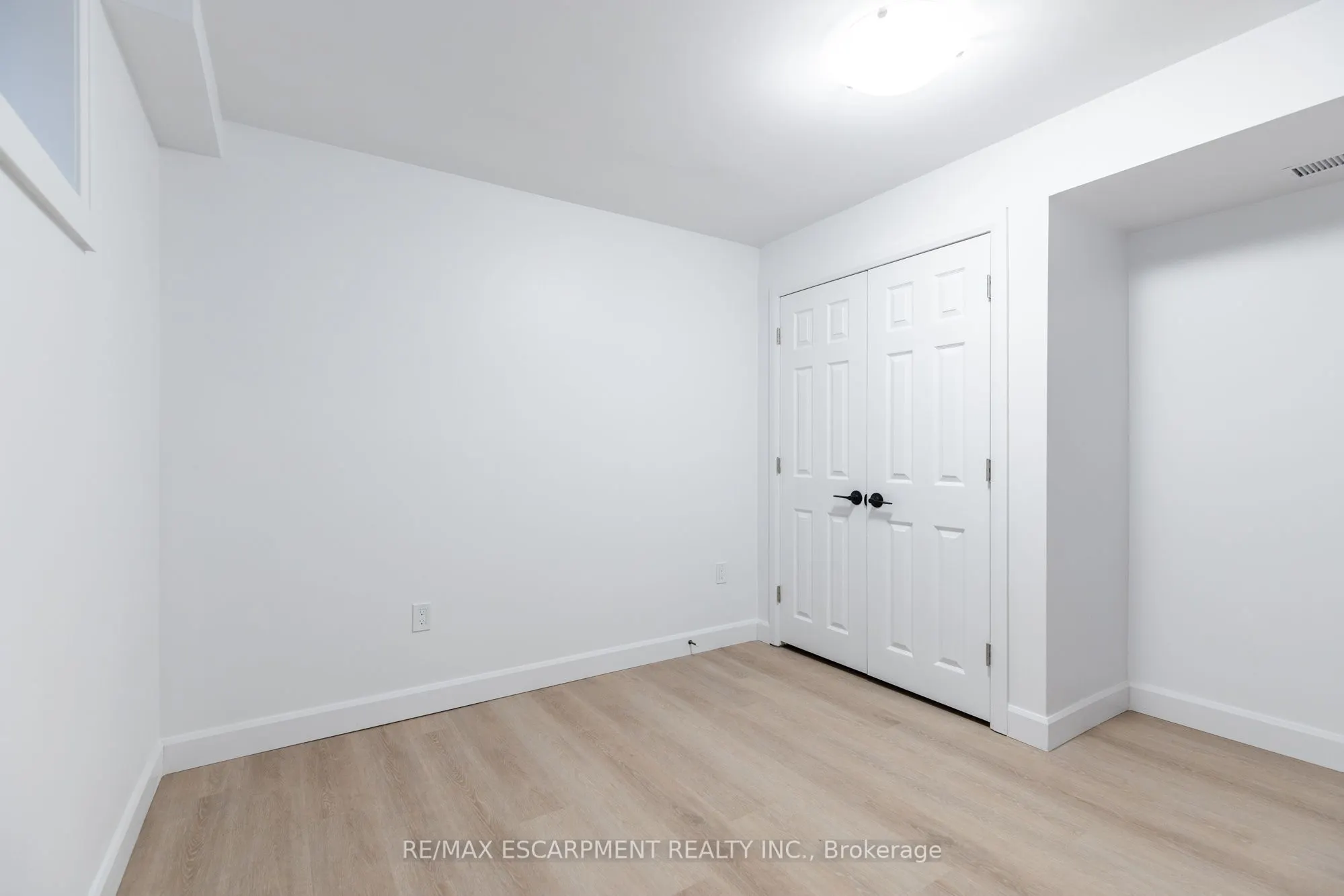 295 Dundas Street E, #LOWER