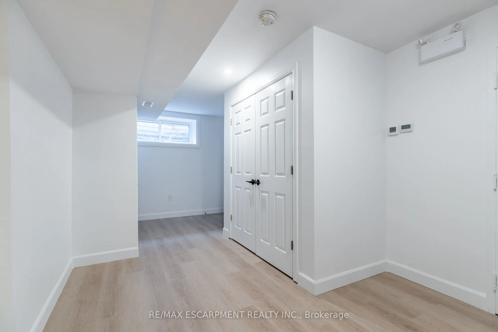 295 Dundas Street E, #LOWER