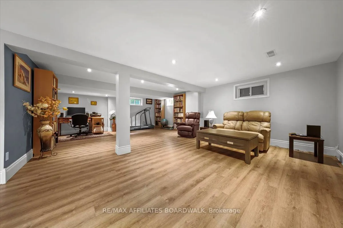 1211 Woodside Drive
