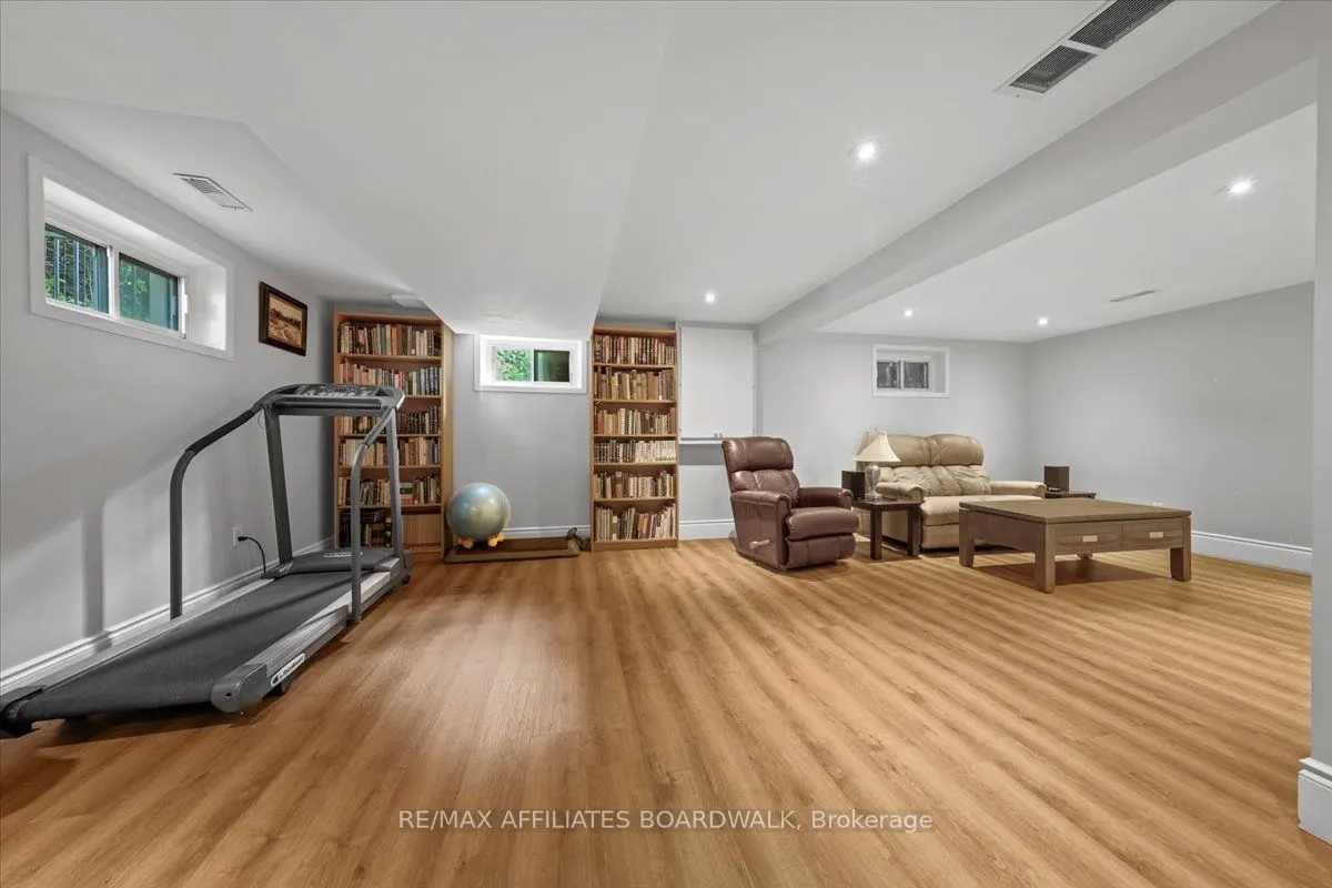 1211 Woodside Drive