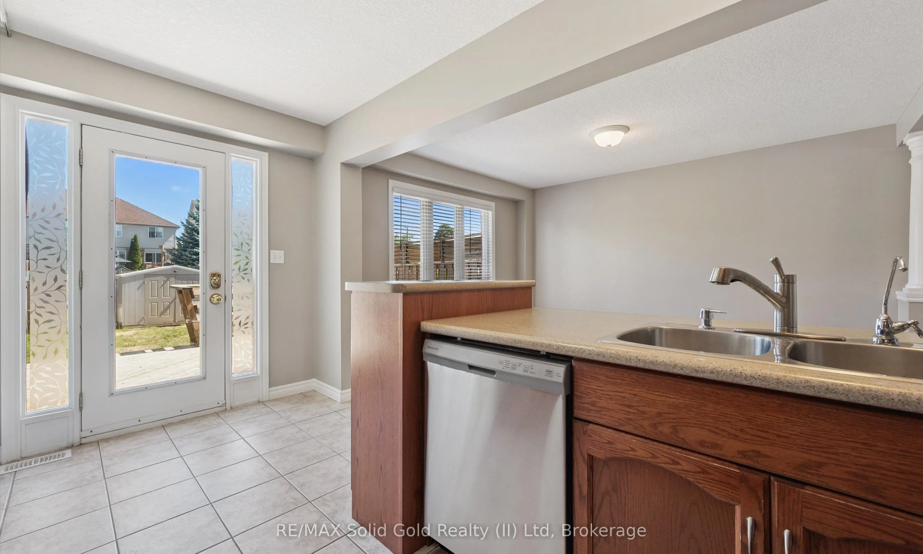 543 Victoria Road N