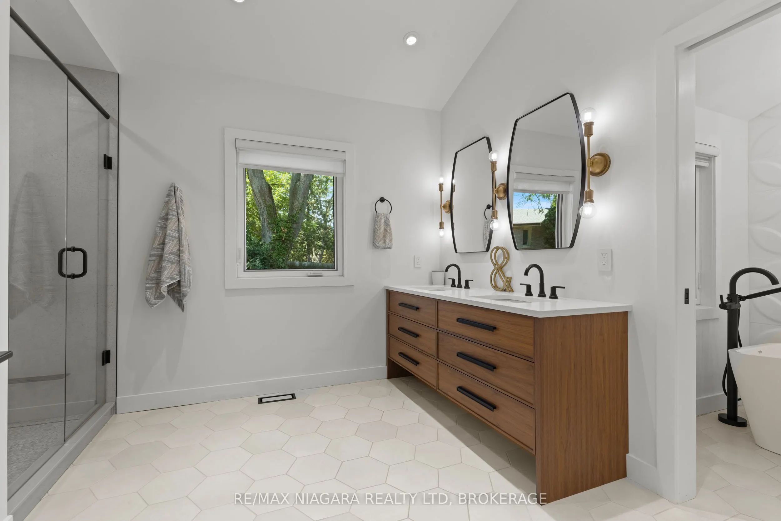 3886 GLENVIEW Drive