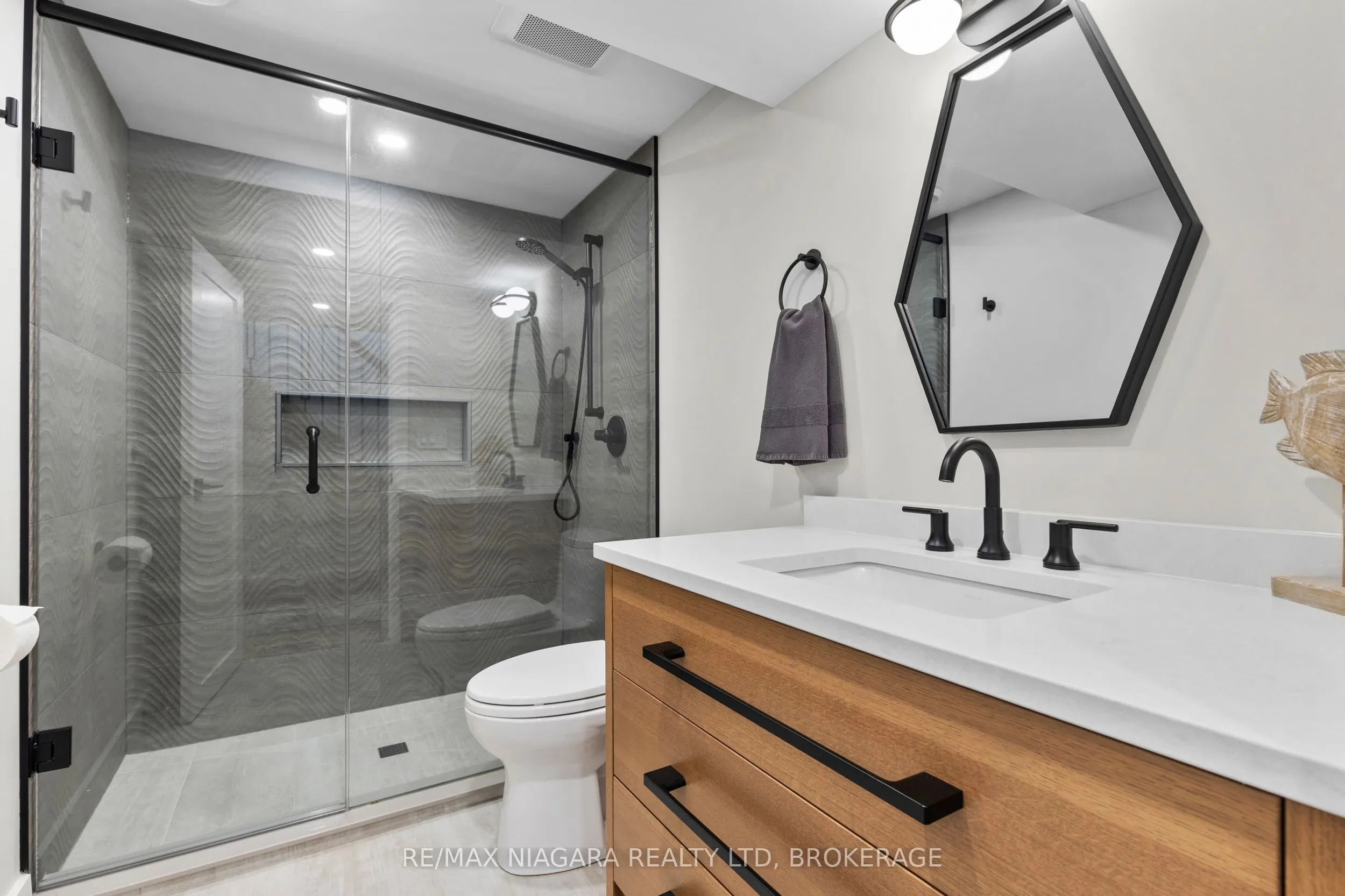 3886 GLENVIEW Drive