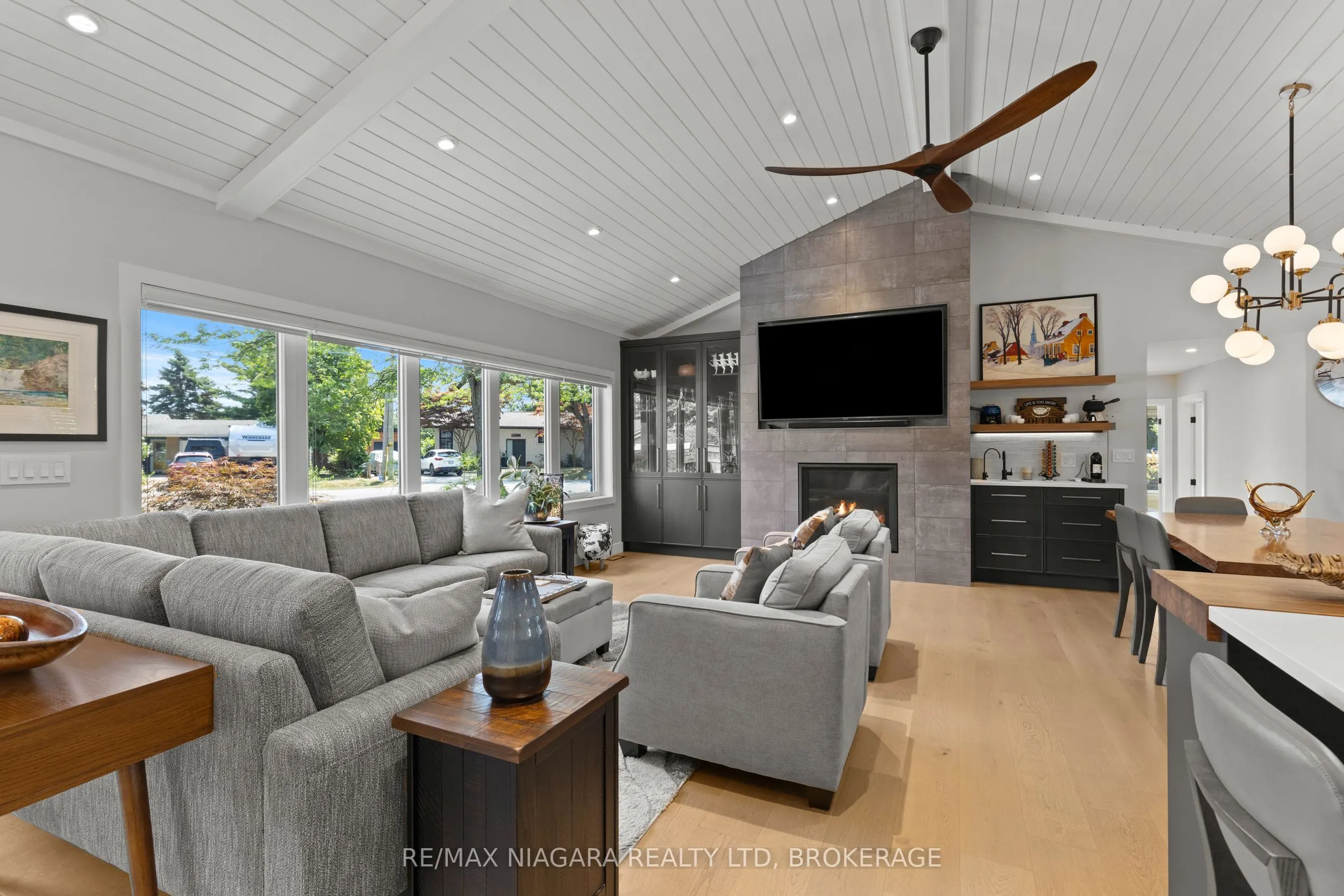 3886 GLENVIEW Drive