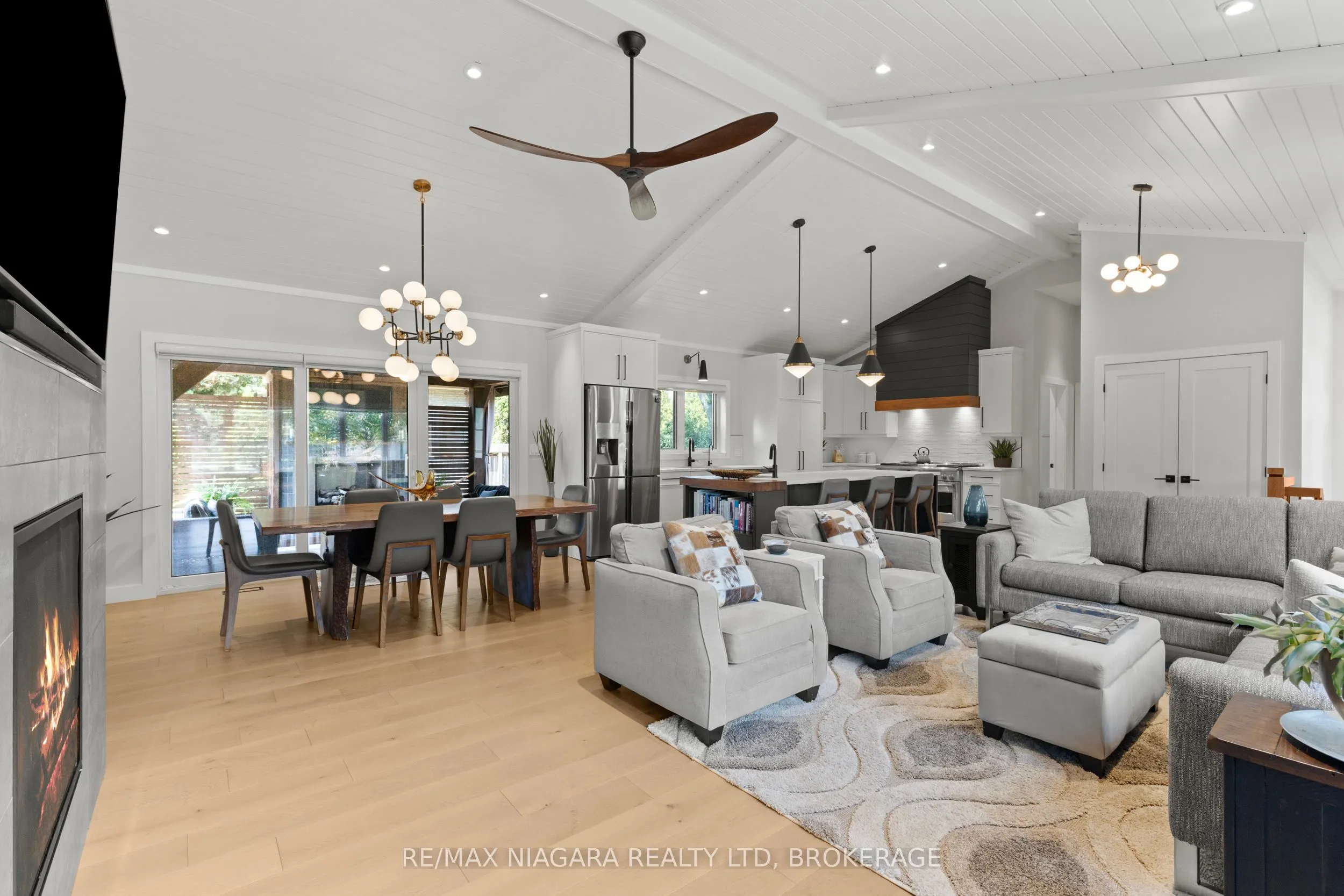 3886 GLENVIEW Drive