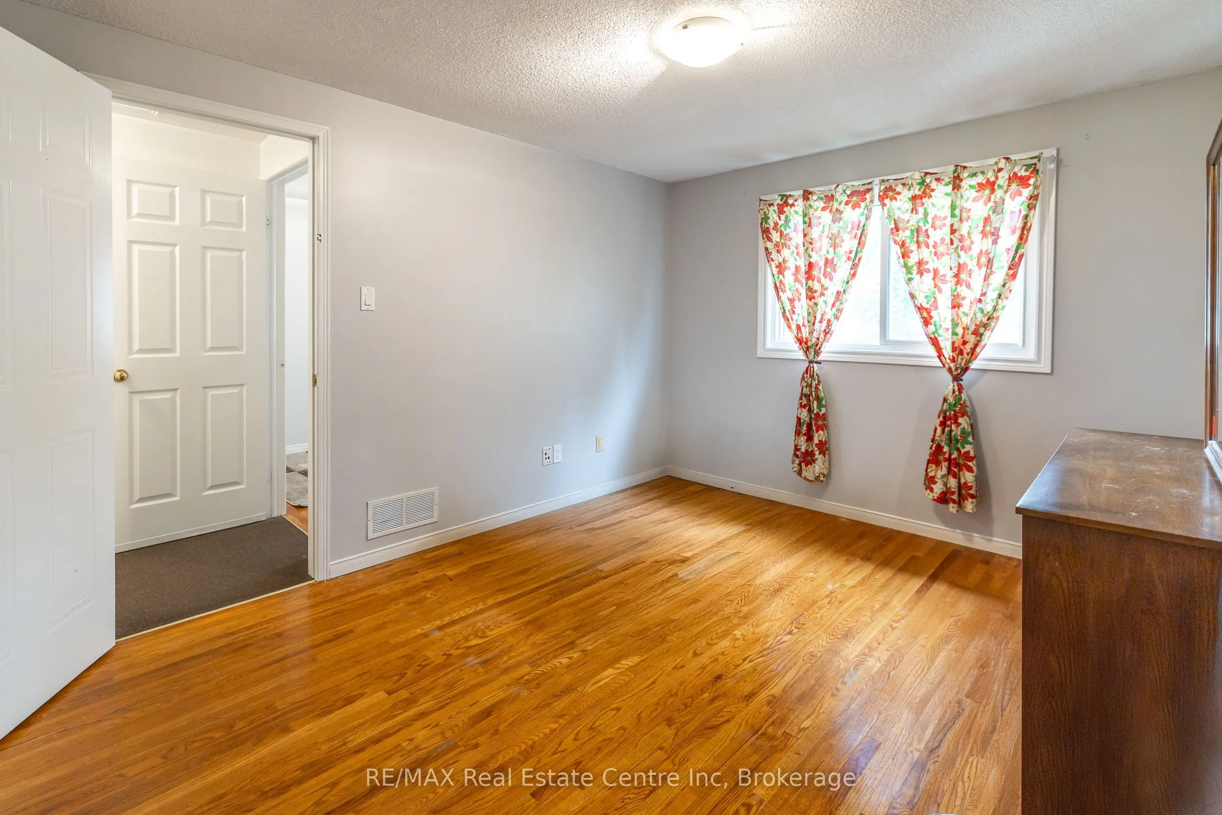 129 Victoria Road N, #74