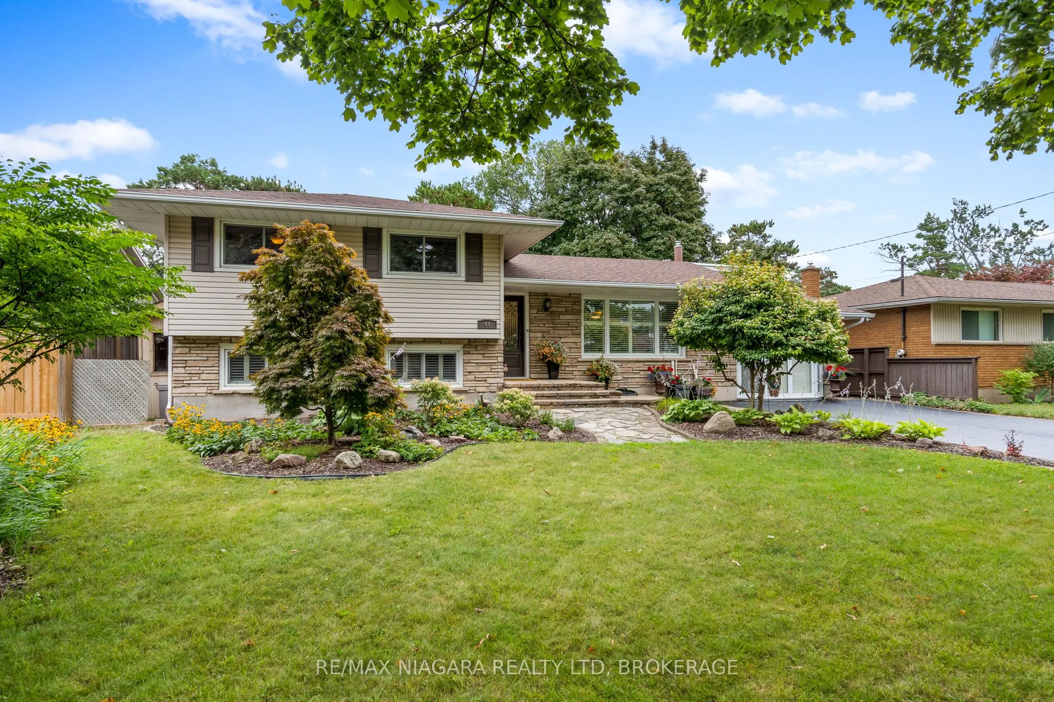 44 Lockview Crescent