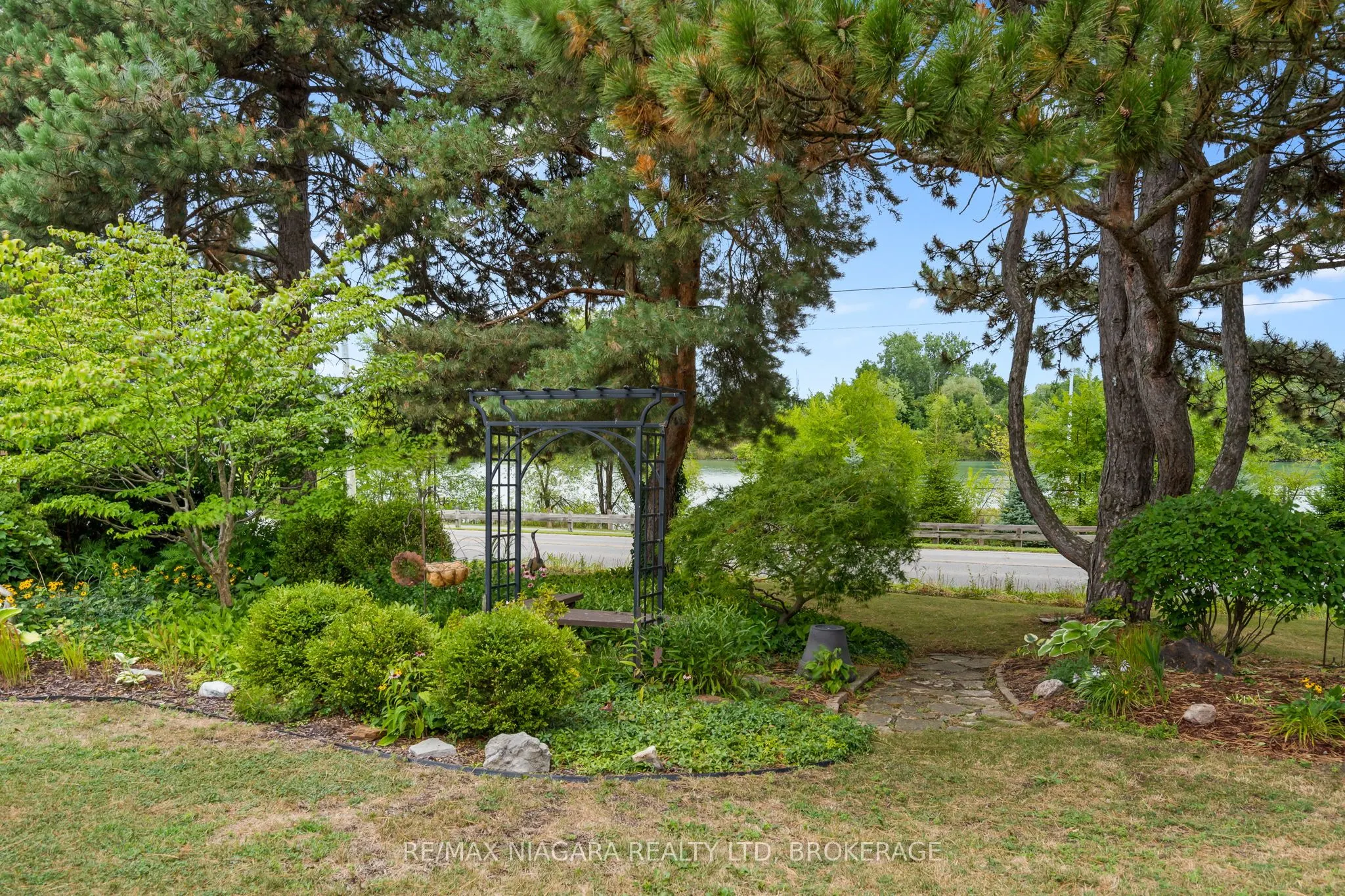44 Lockview Crescent