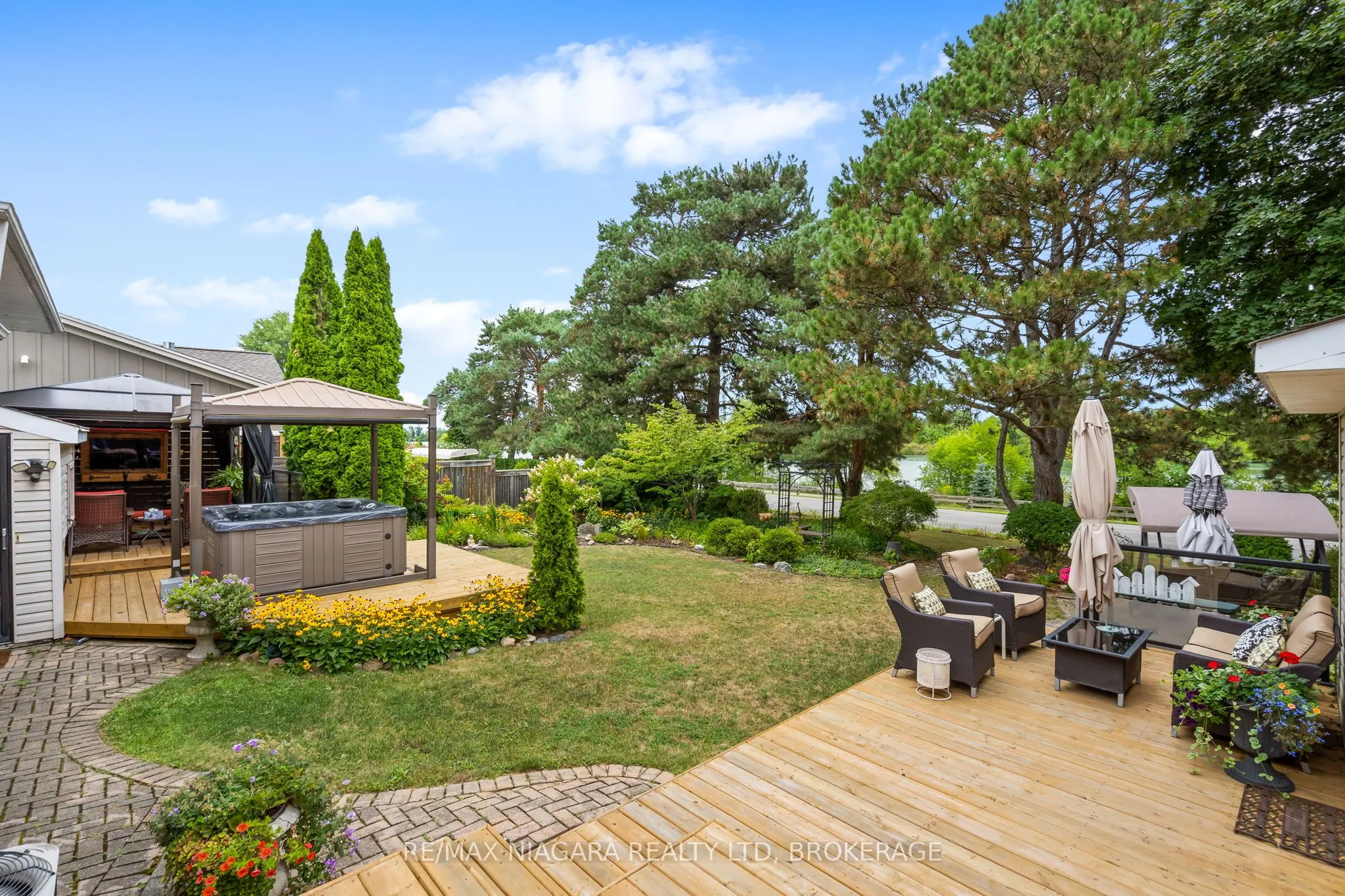 44 Lockview Crescent