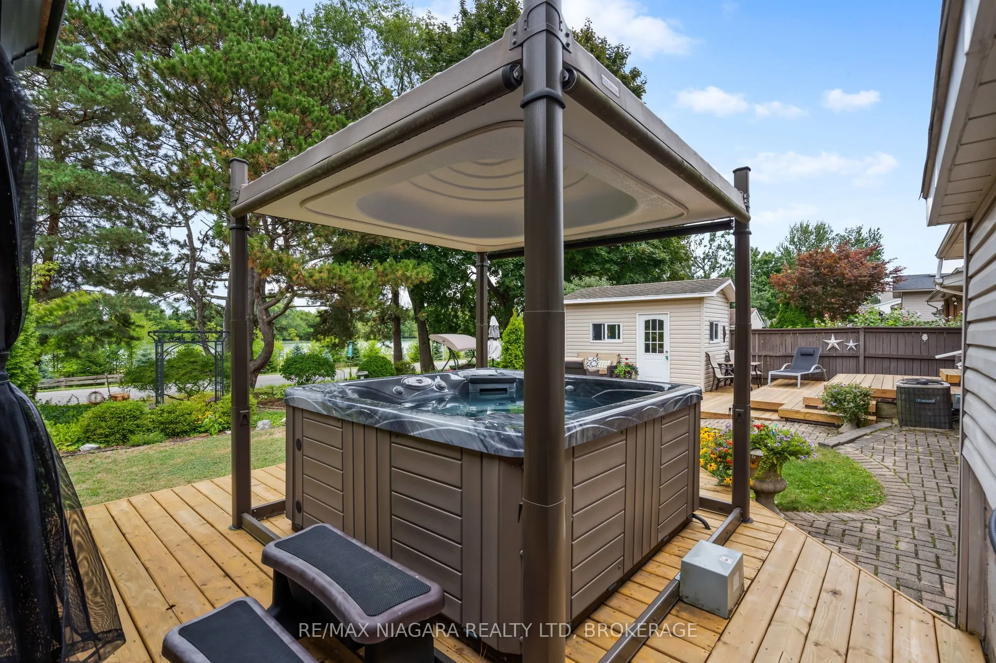 44 Lockview Crescent
