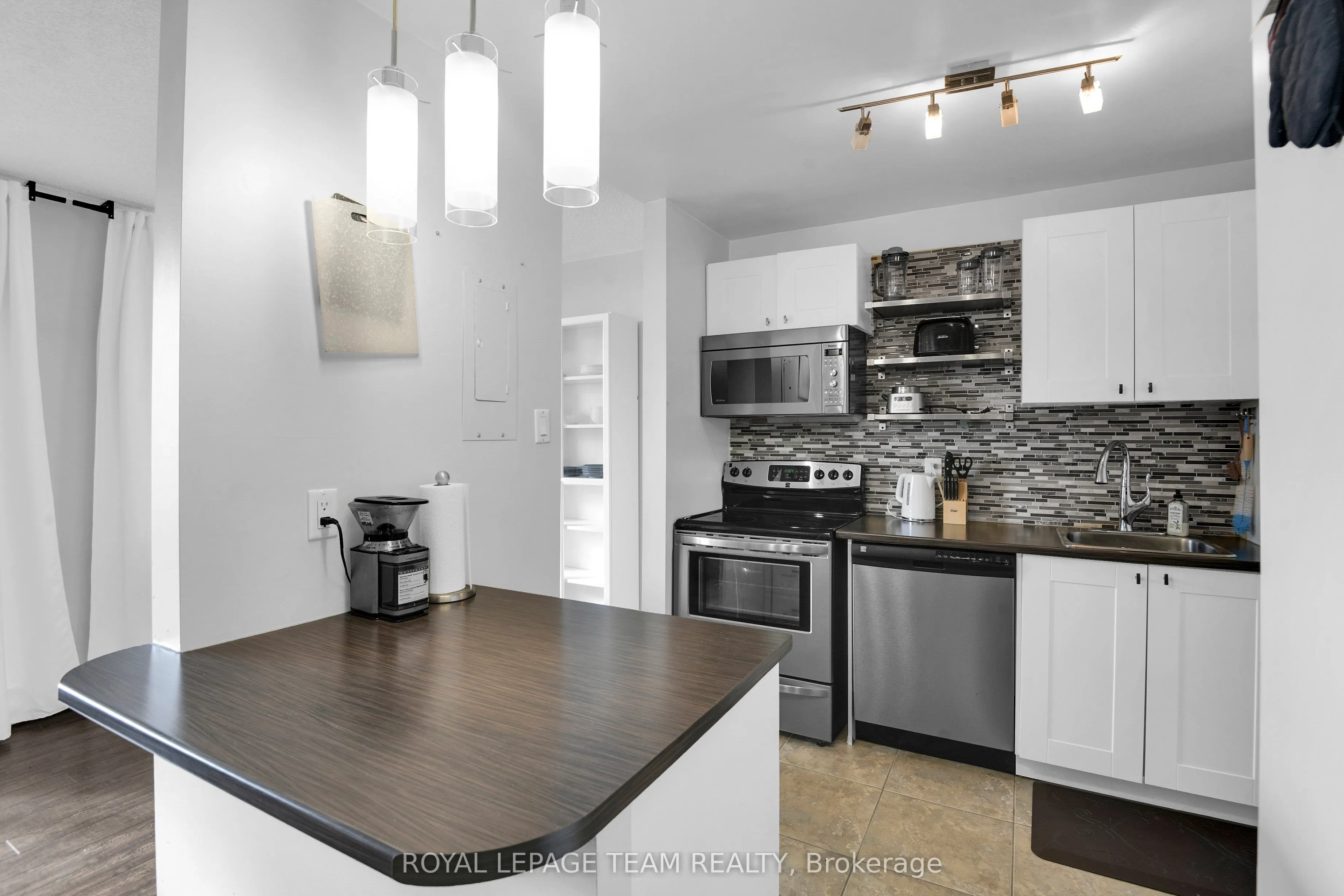 2000 Jasmine Crescent, #811