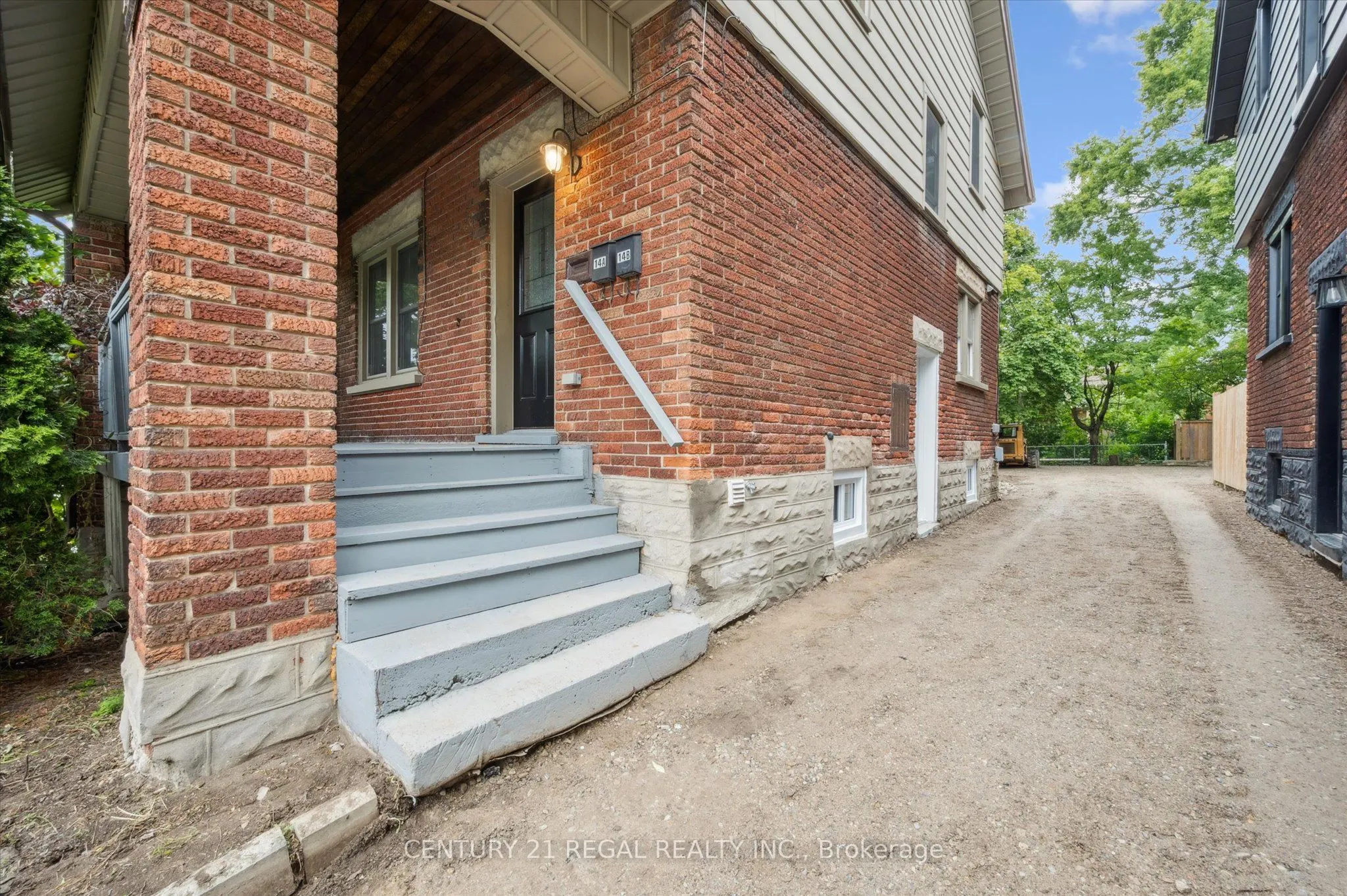 14 Stirling Avenue N