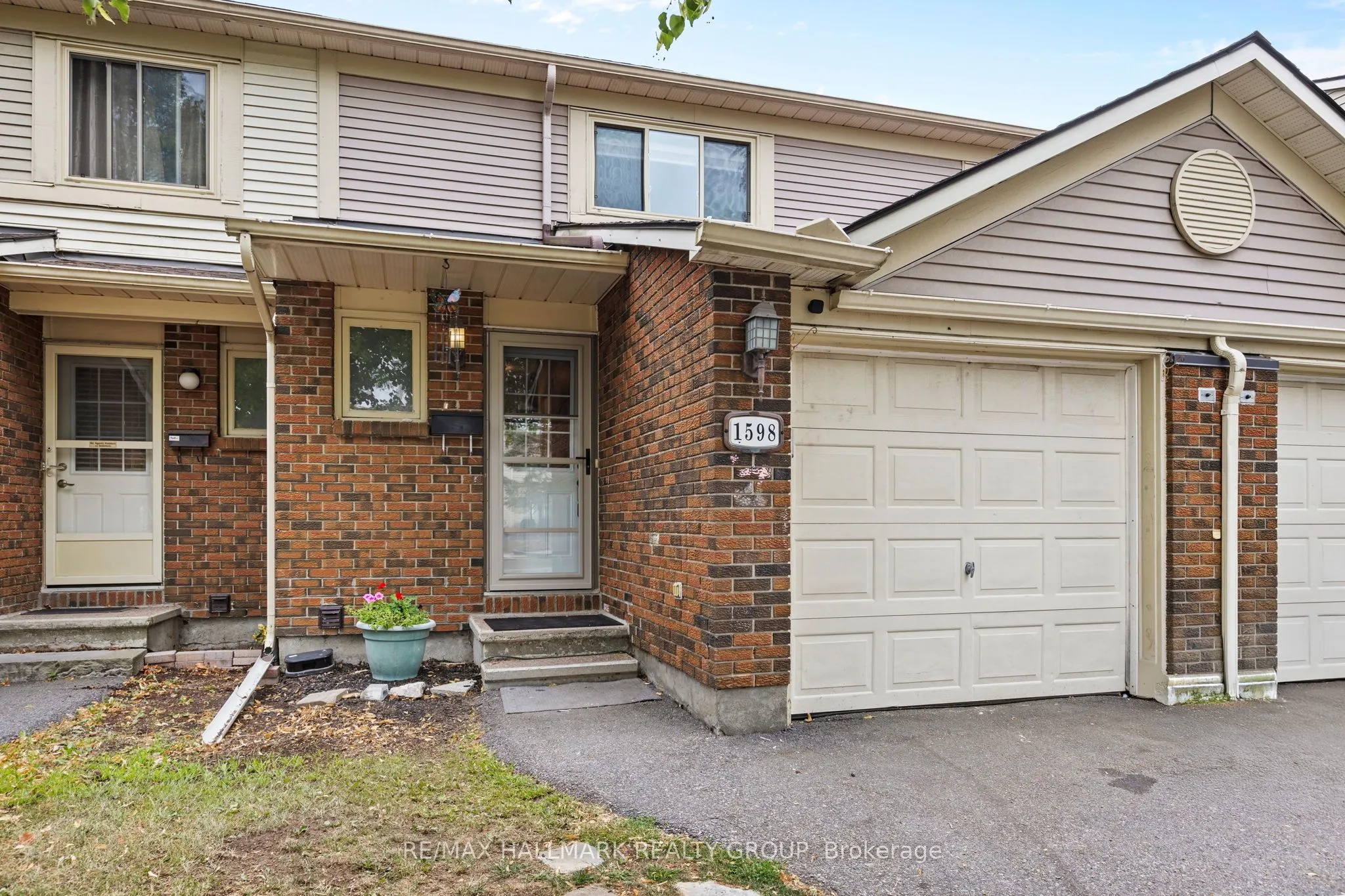 1598 Hoskins Crescent, #17