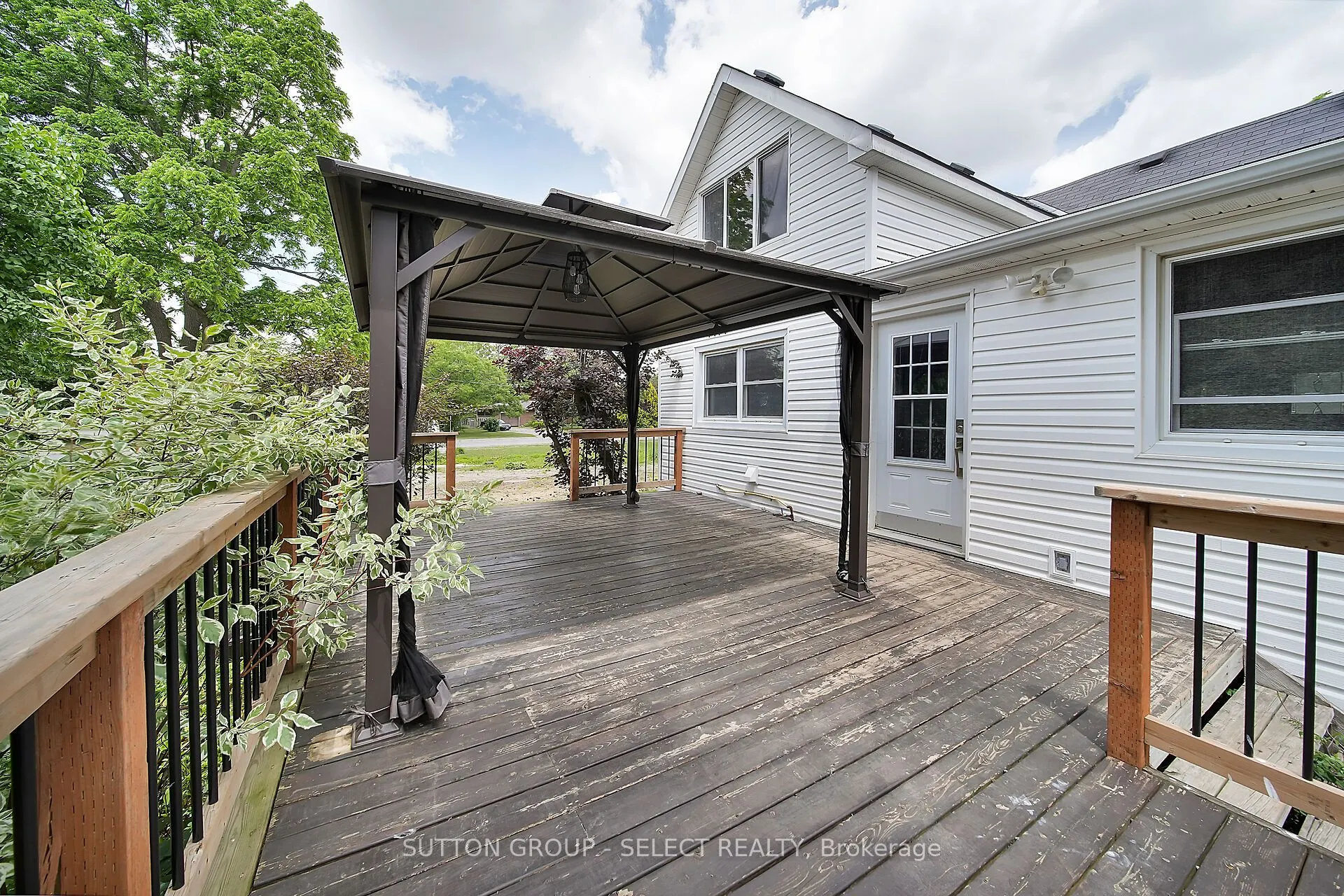 2617 QUEEN Street