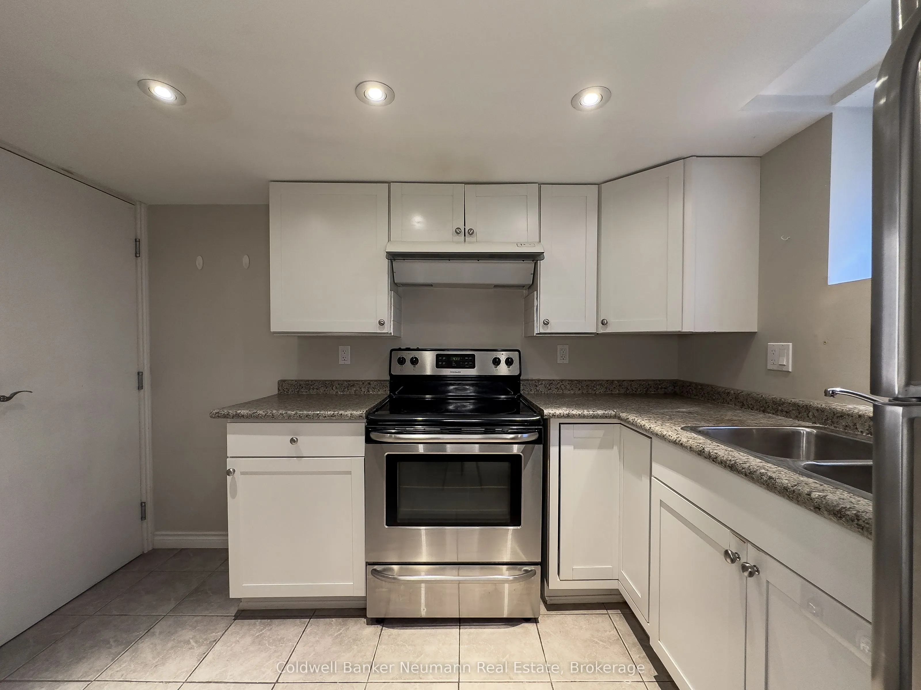 17 Ottawa Crescent, #lower