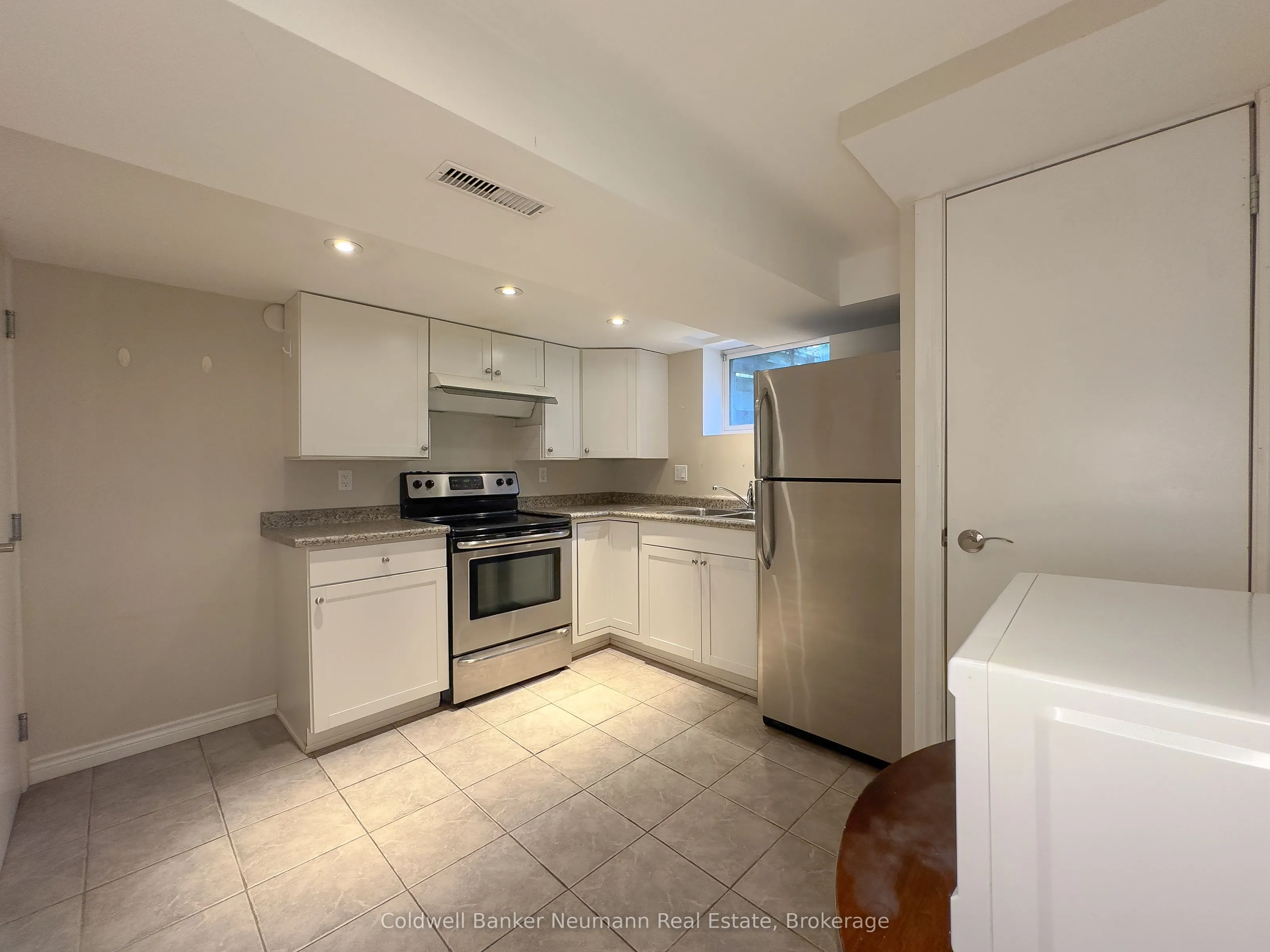 17 Ottawa Crescent, #lower